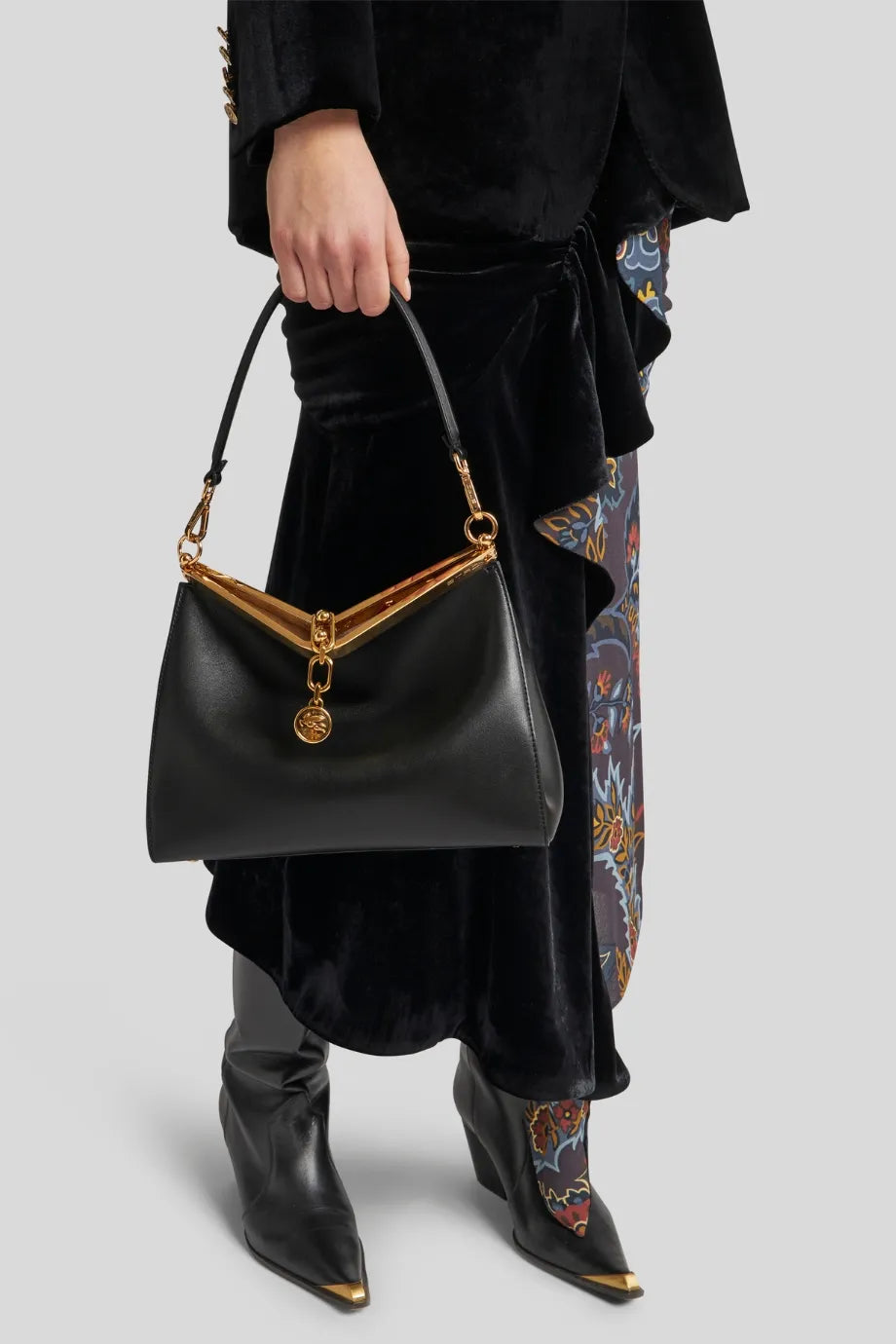 Vela Medium Leather Shoulder Bag in Black