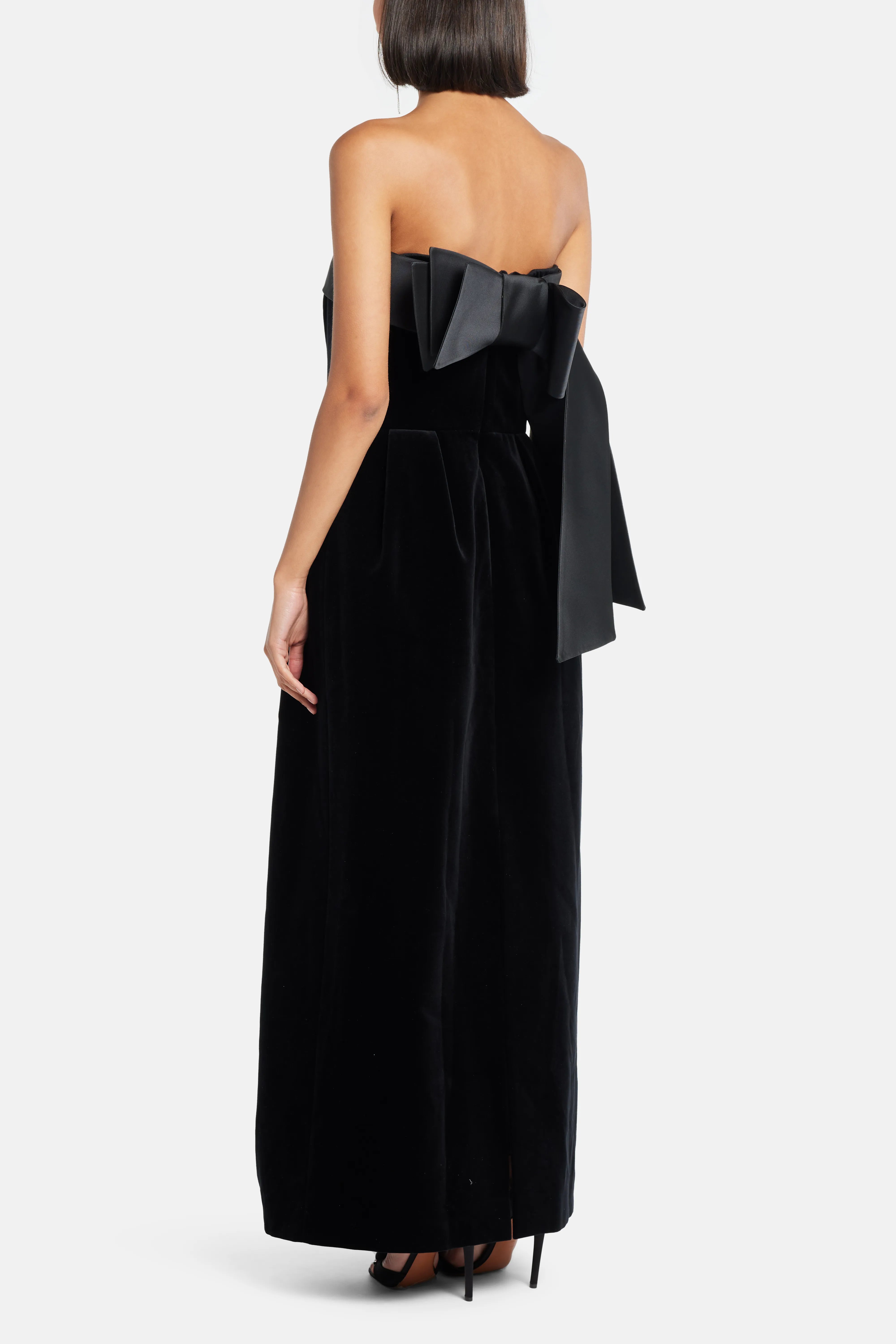 فستان سهرة أسود بدون أكمام مع فيونكة على الظهر