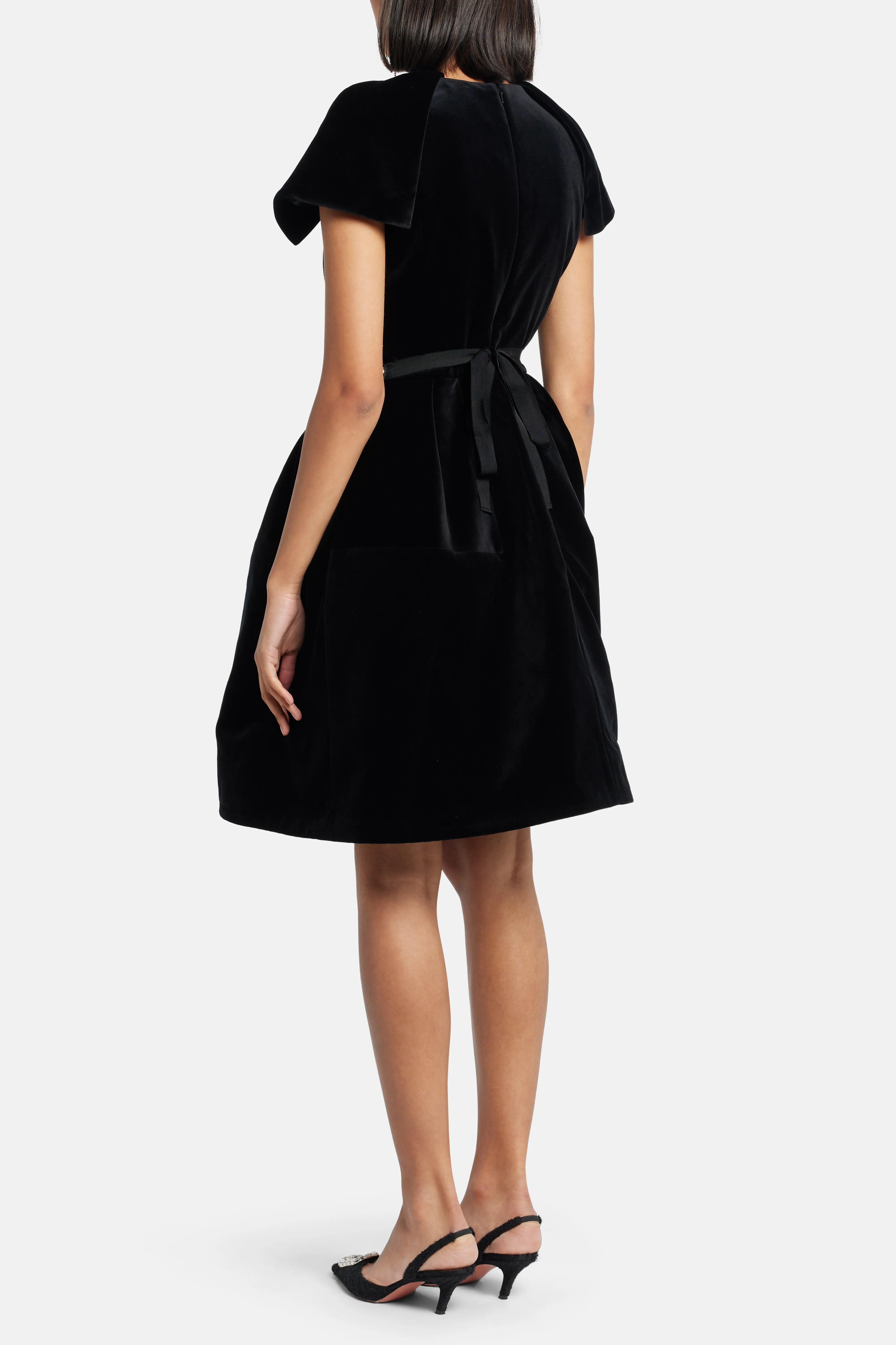 فستان قصير مخملي باللون الأسود مع حزام كريستالي