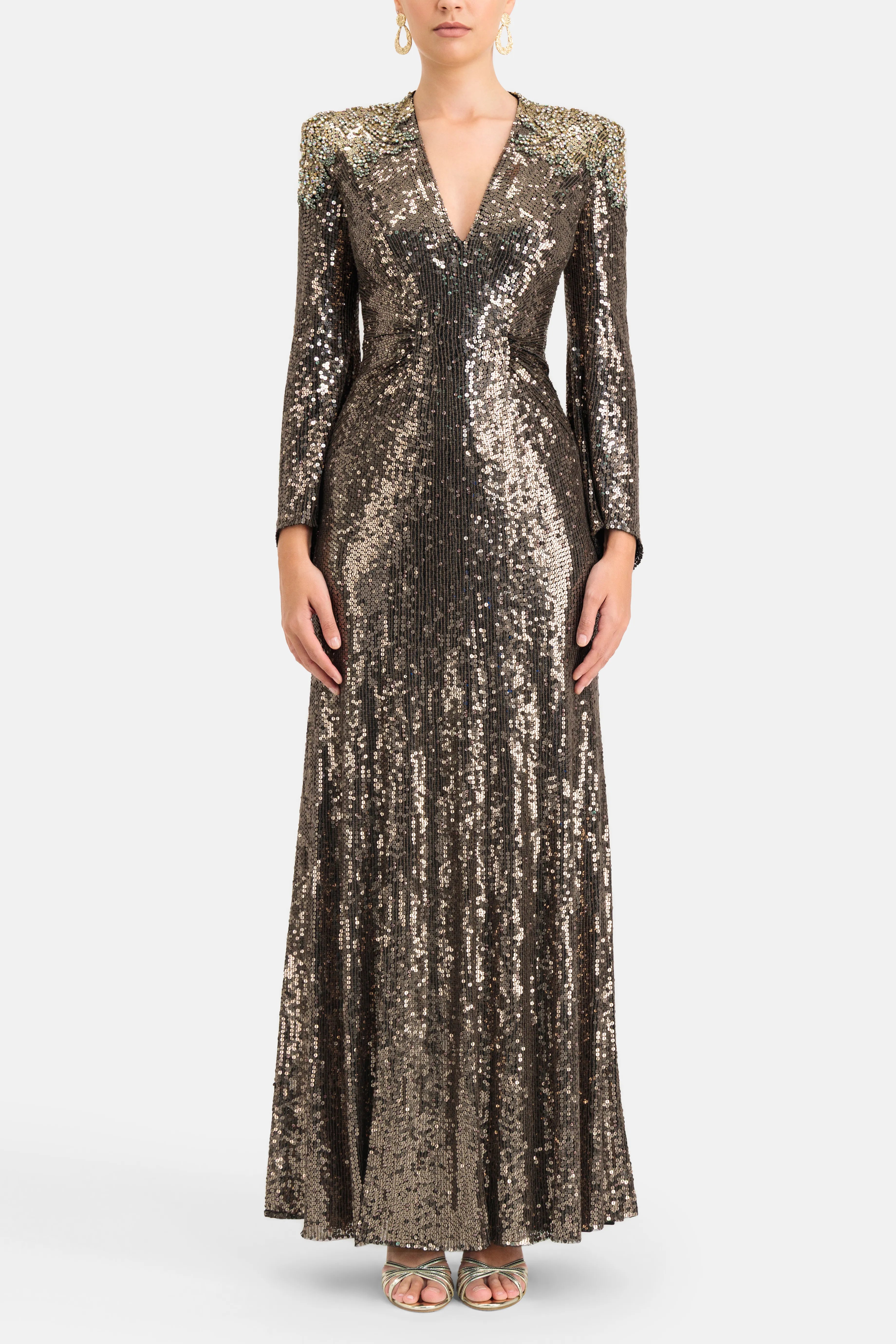 فستان سهرة "زينيا" برقبة على شكل V مطرّز بالترتر باللون البني والذهبي