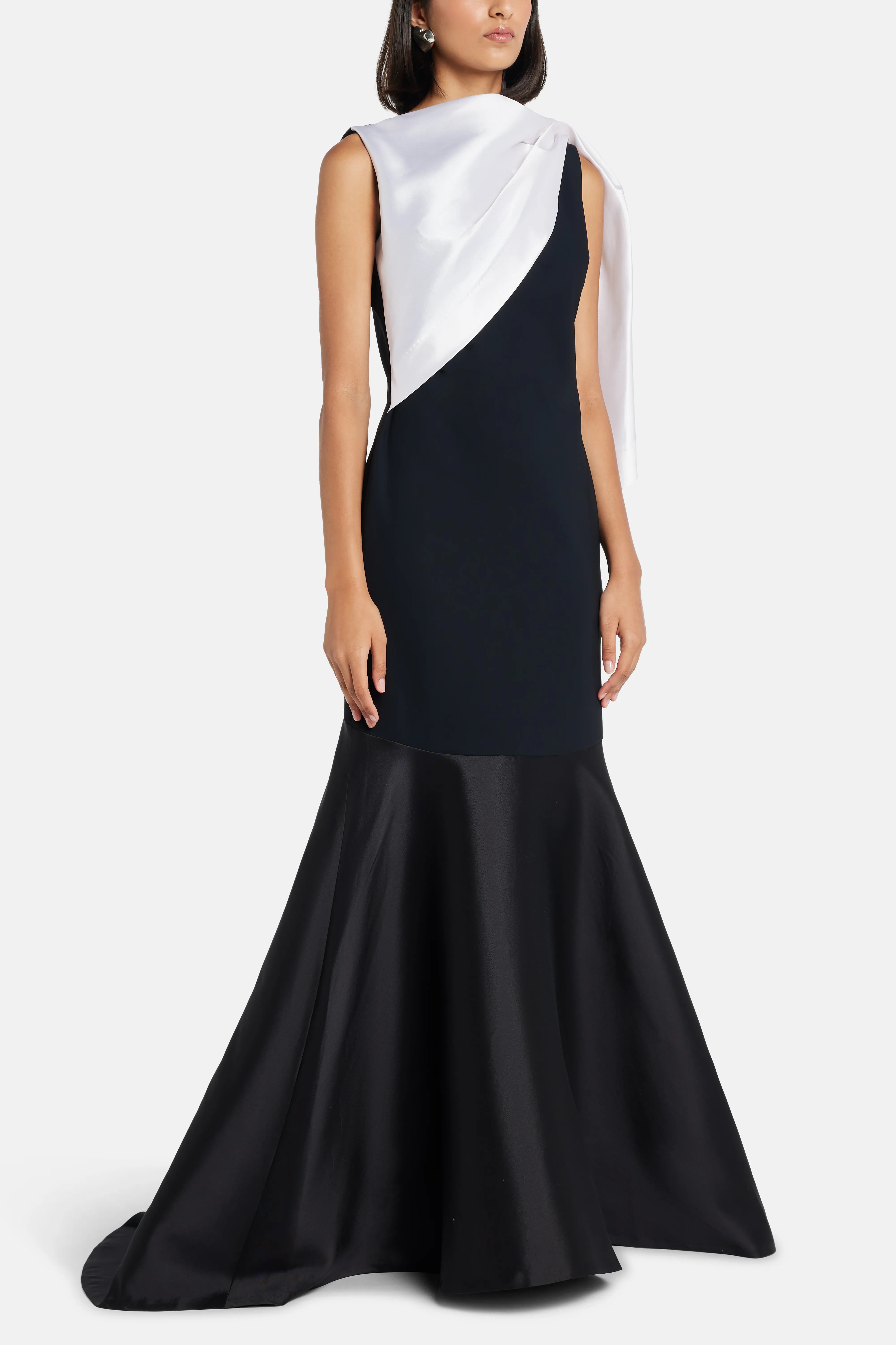 فستان سهرة بدون أكمام باللونين الأسود والأبيض