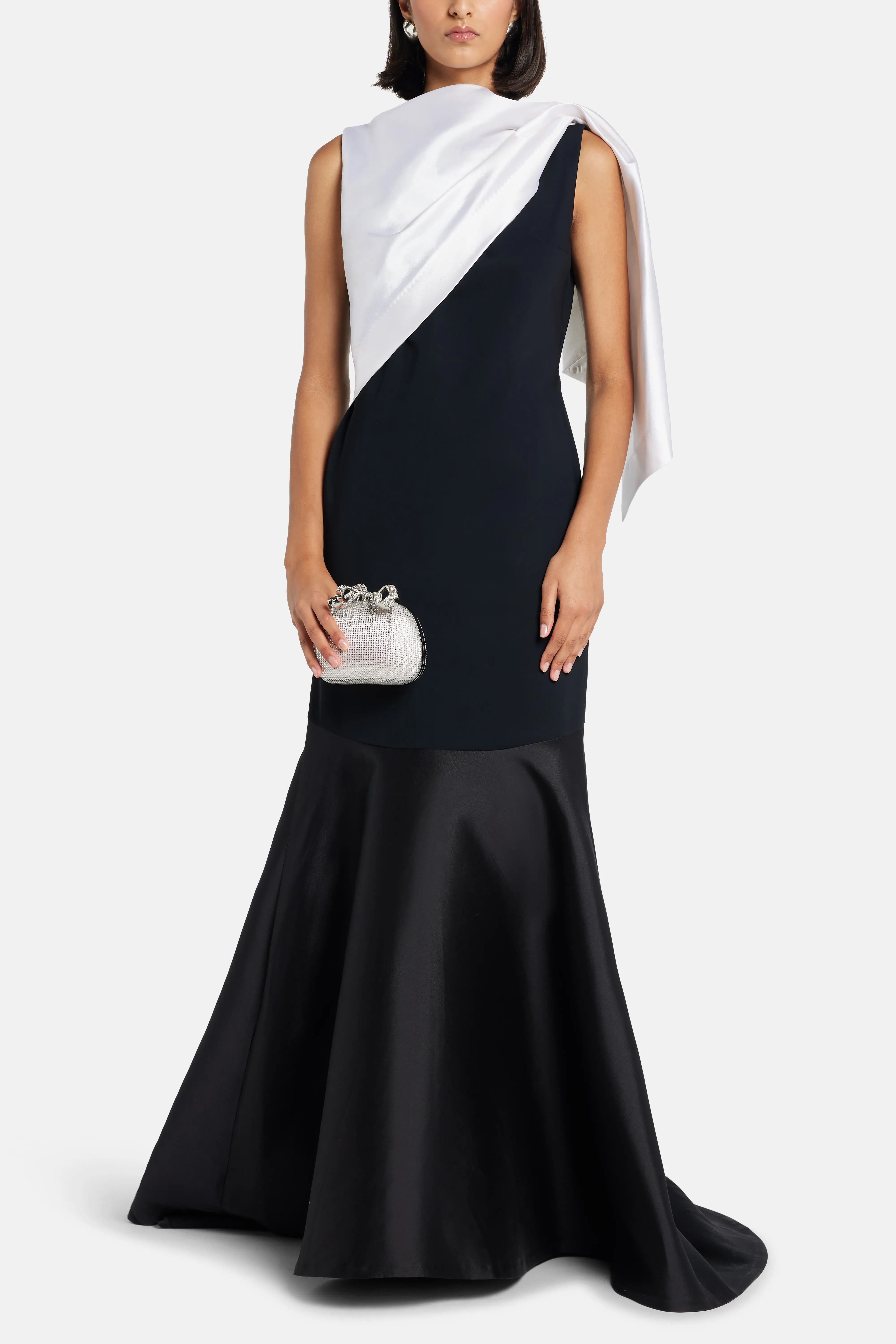 فستان سهرة بدون أكمام باللونين الأسود والأبيض