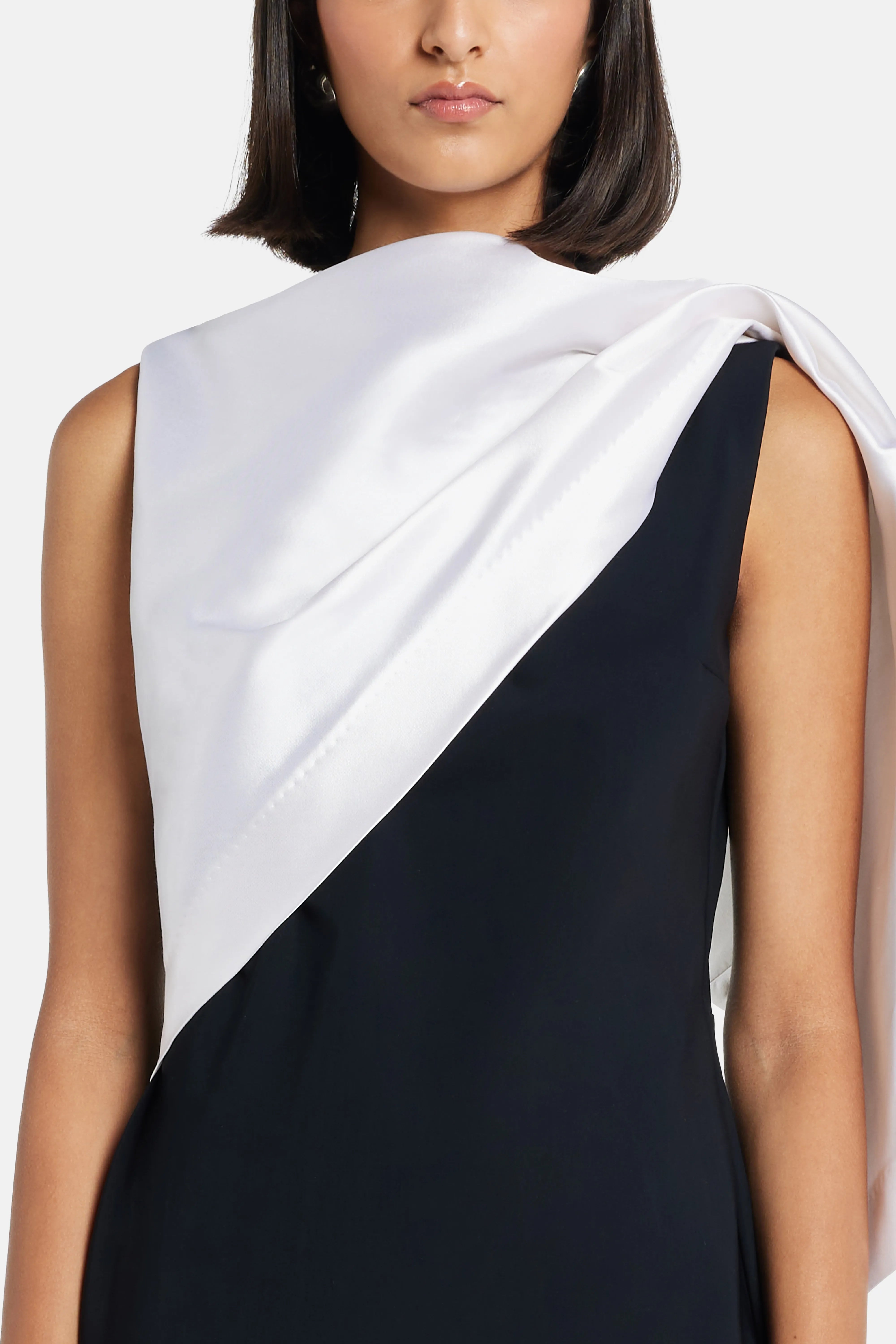 فستان سهرة بدون أكمام باللونين الأسود والأبيض