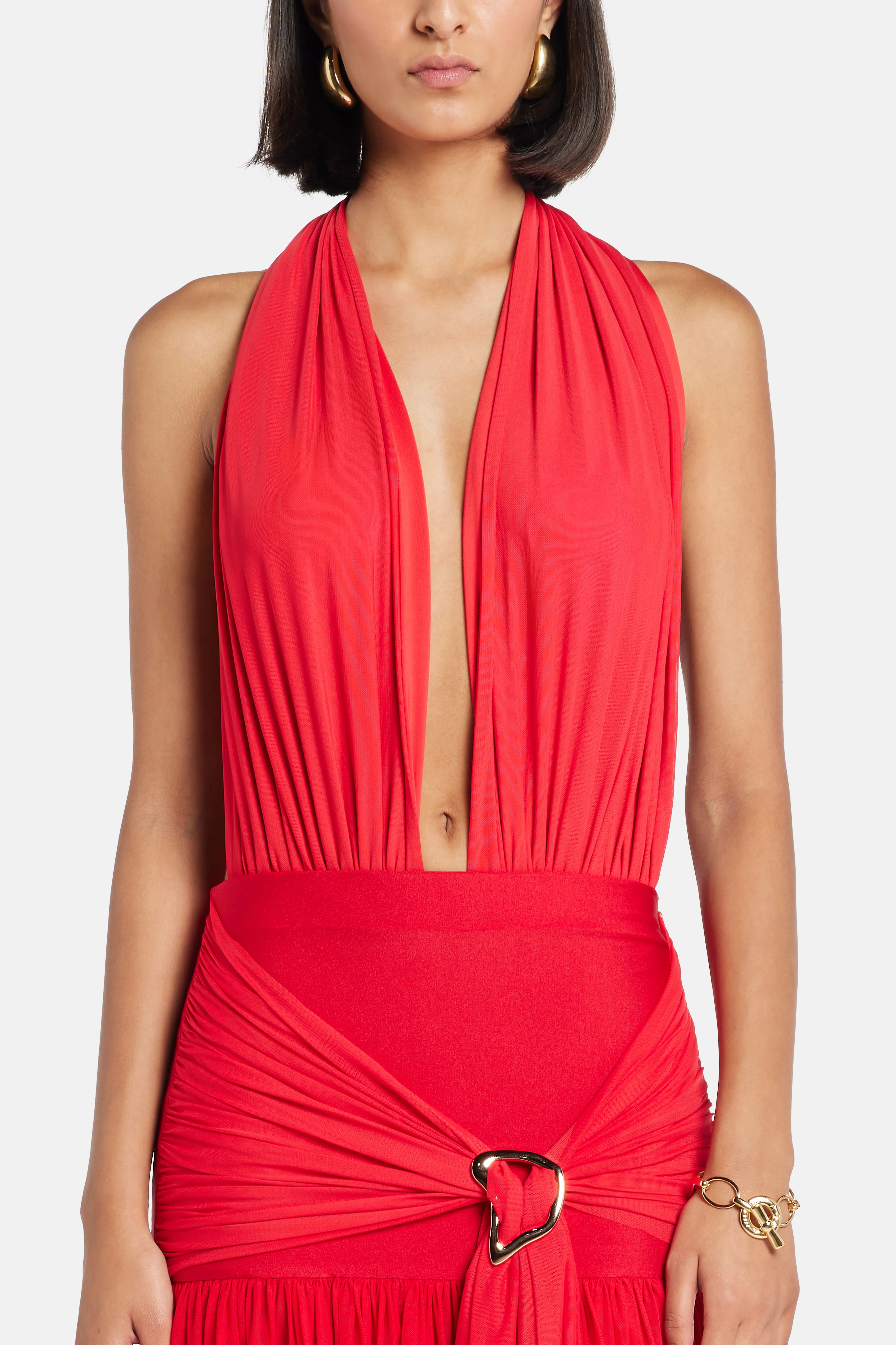 فستان ماكسي كابتشينو بدون أكمام وقصة عميقة باللون الأحمر