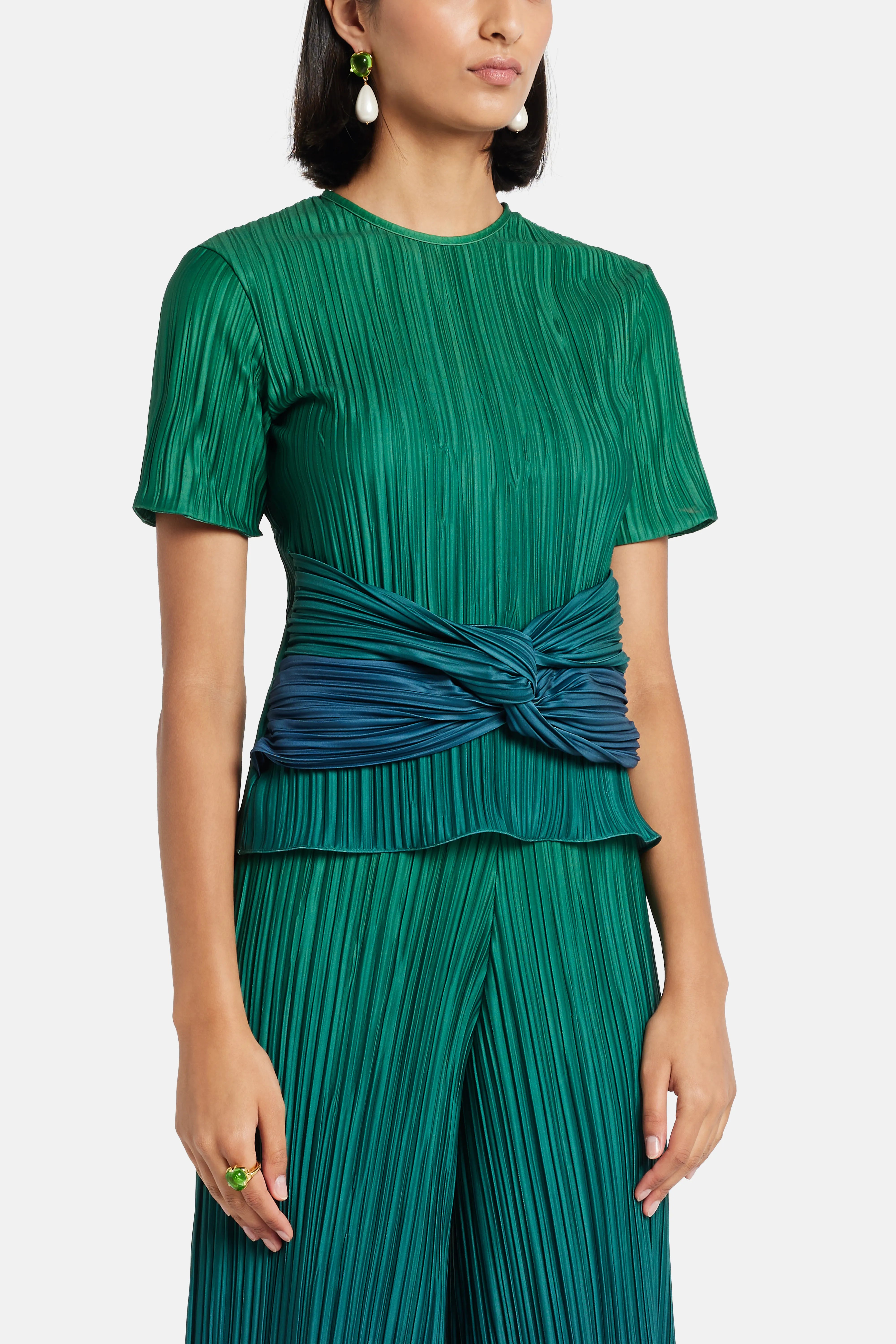 بلوزة قصيرة أرينا الأكمام مطوية باللونين الأخضر والأزرق