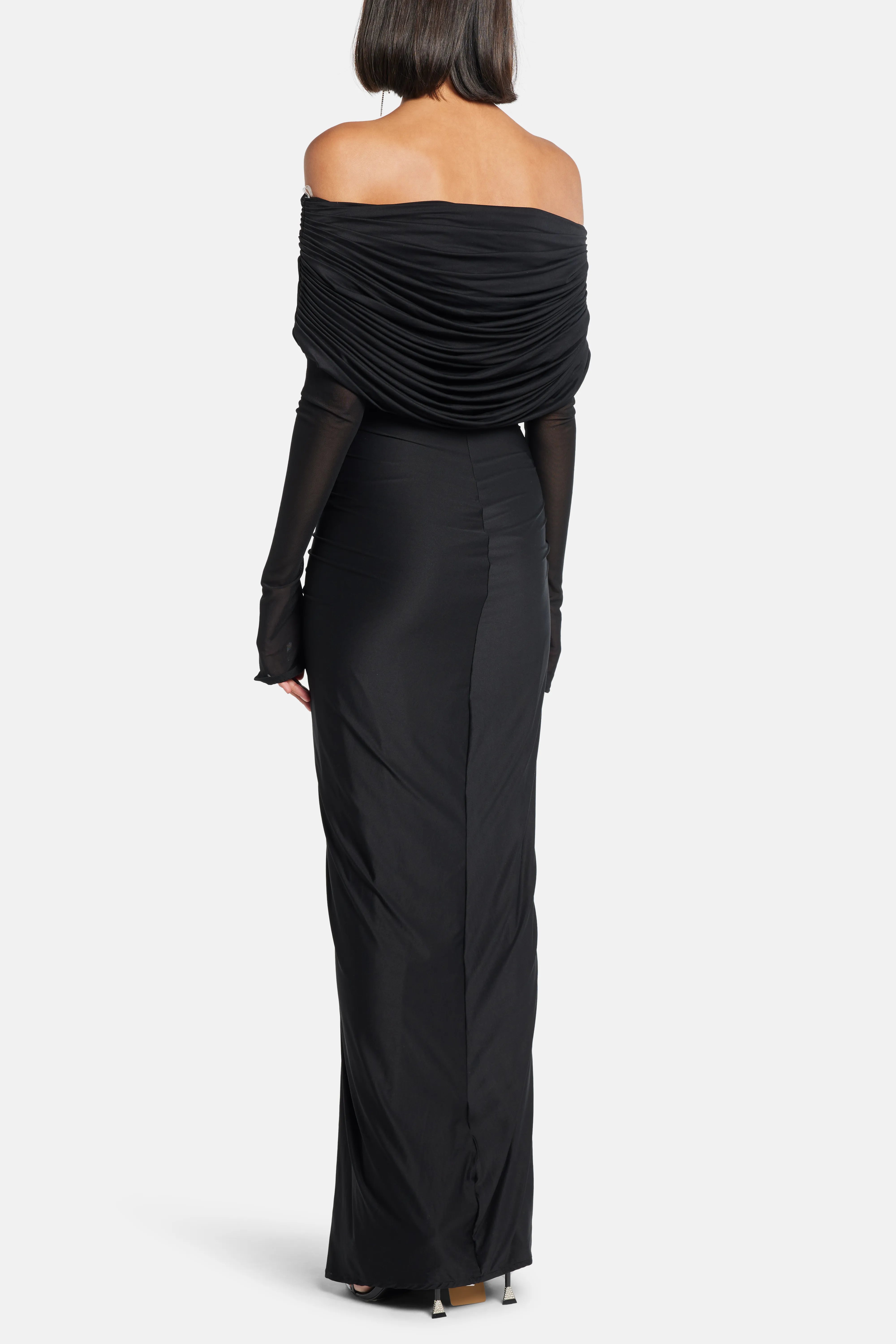 فستان ماكسي جولين بكتفين مكشوفين باللون الأسود