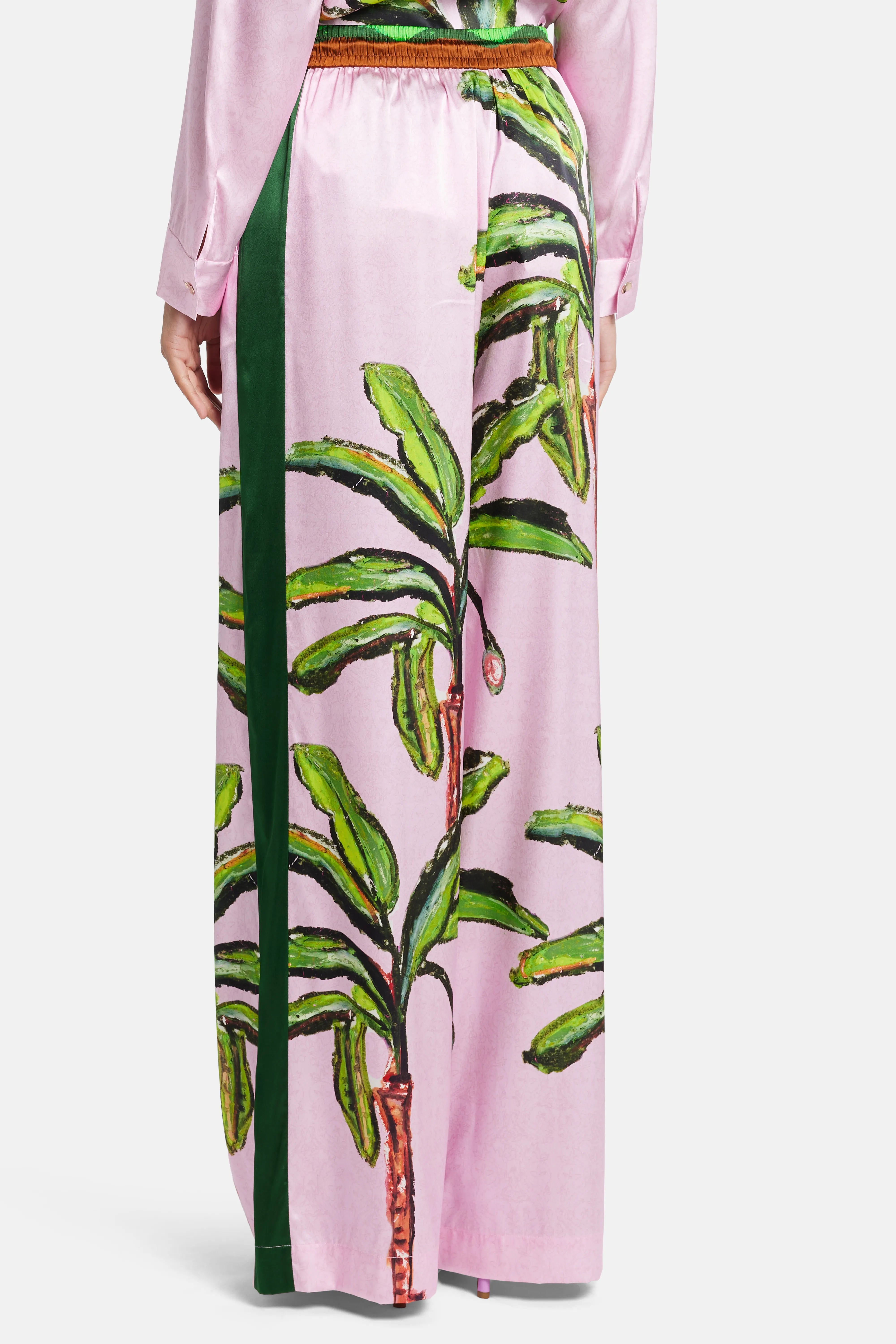 بنطال كومولاو واسع الساقين برباط من الحرير باللون الوردي