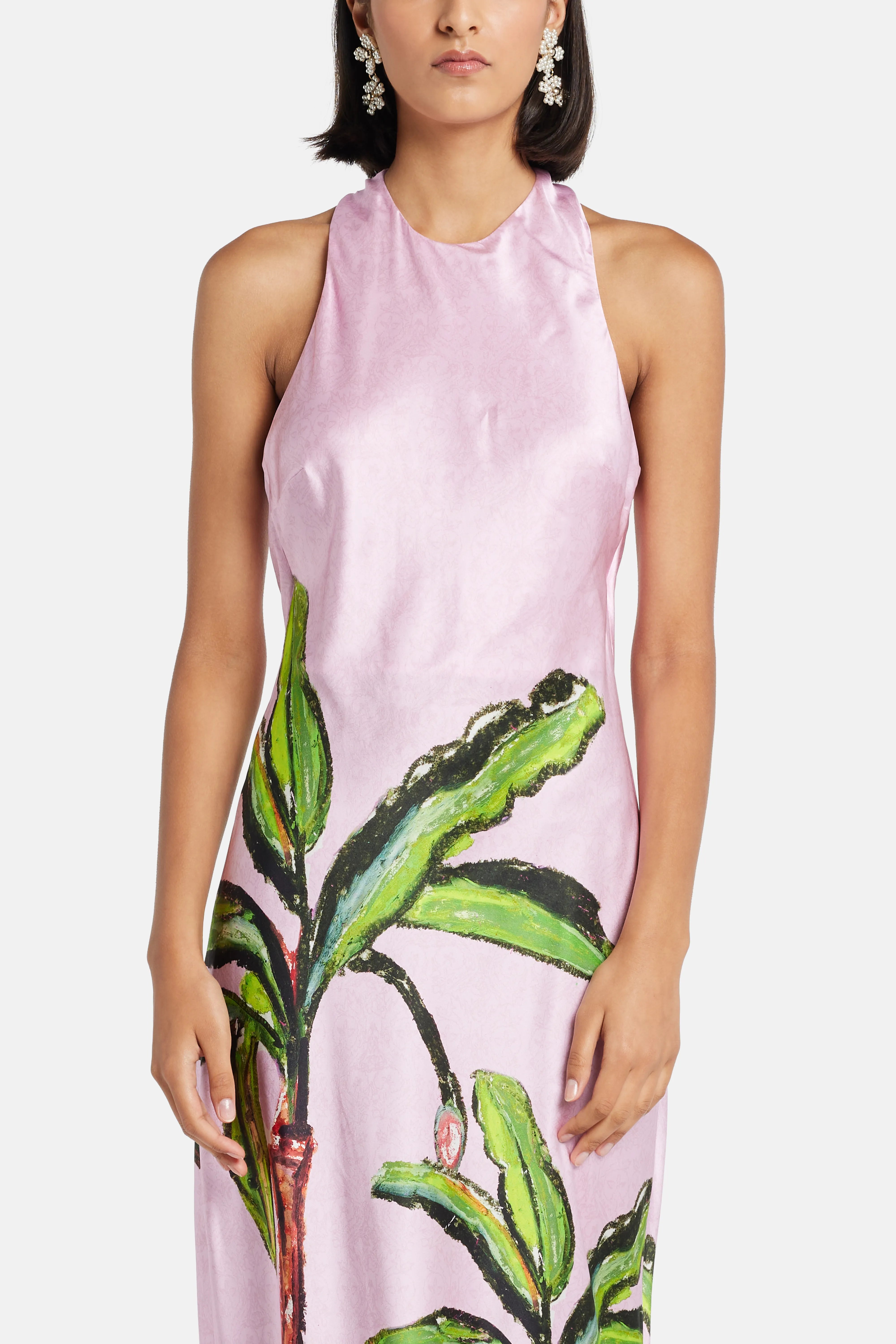 فستان كومولاو طويل من الحرير بدون أكمام وذو ظهر مفتوح باللون الوردي