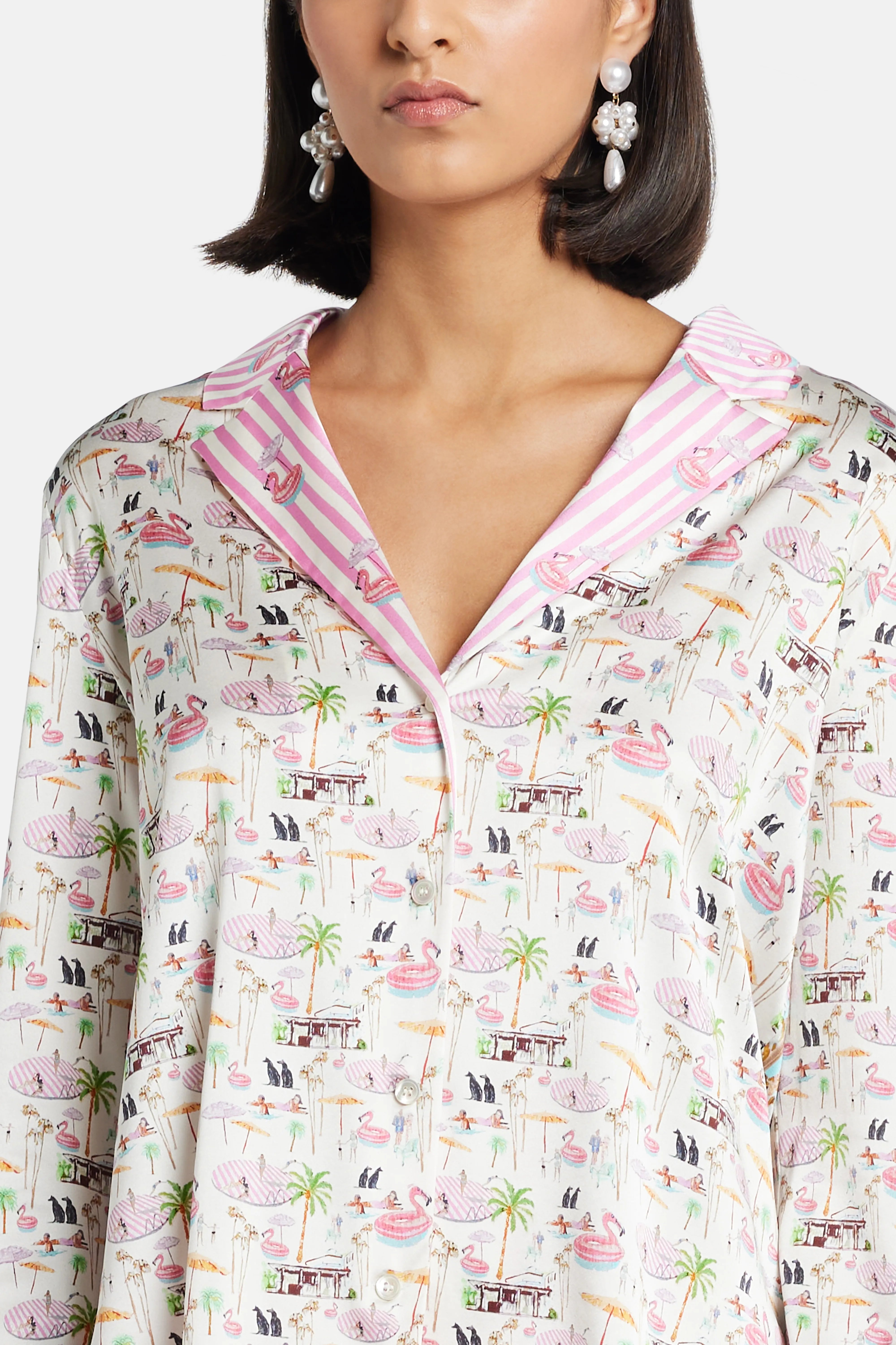 بلوزة "فلامينغو كلوب" حريرية برقبة على شكل V باللون الوردي