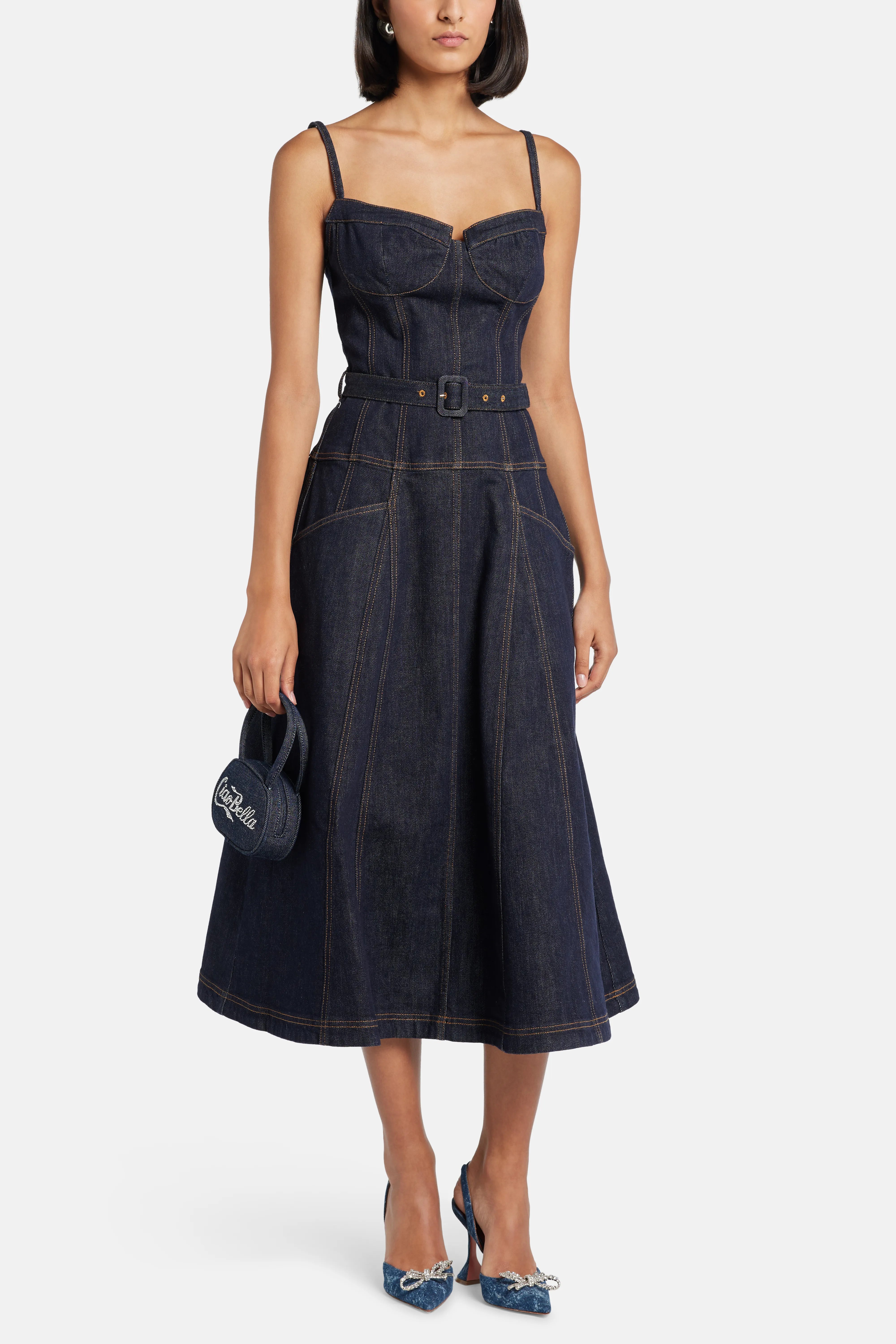 فستان قطني متوسط الطول بدون أكمام وواسع من الدنيم الأزرق