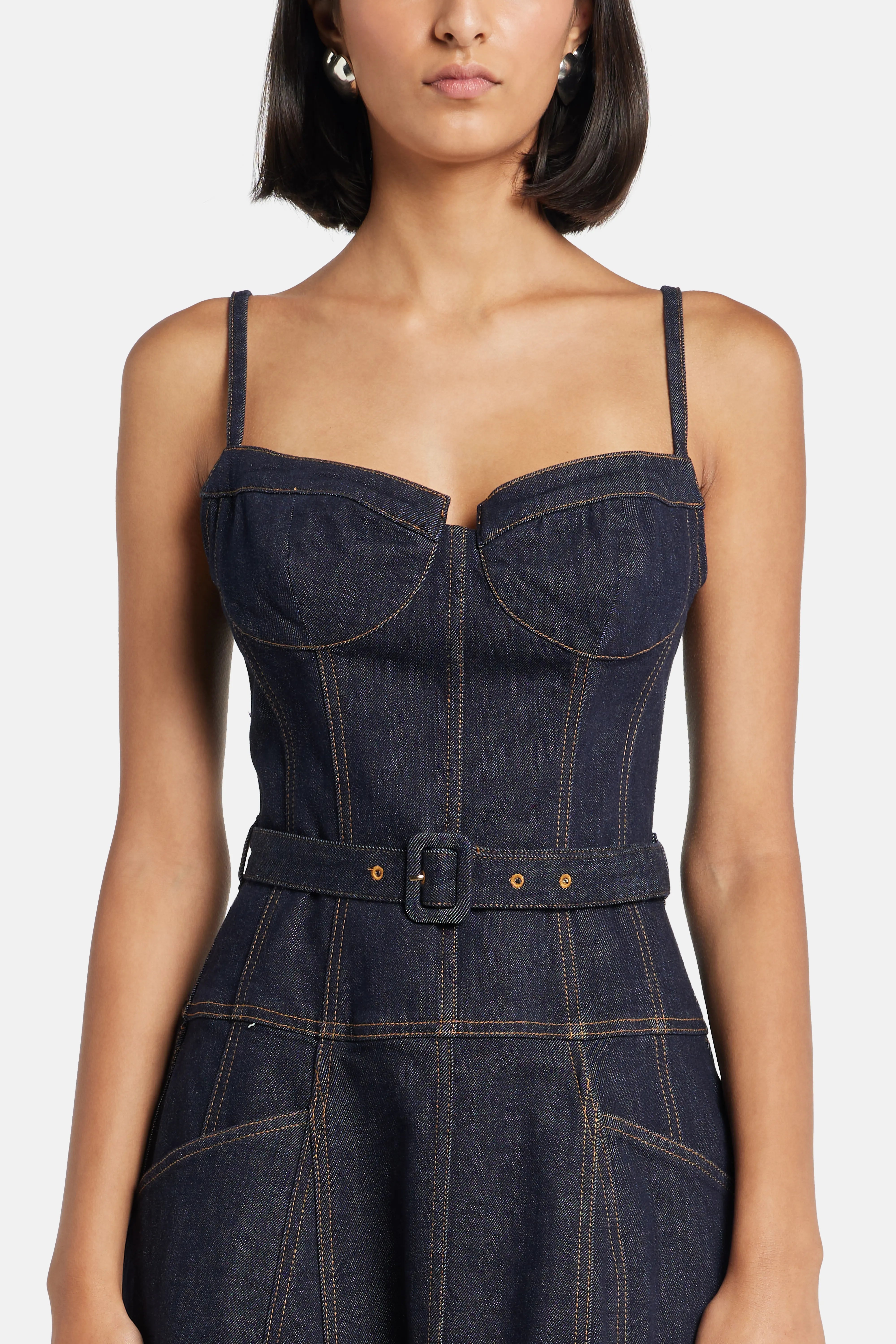 فستان قطني متوسط الطول بدون أكمام وواسع من الدنيم الأزرق