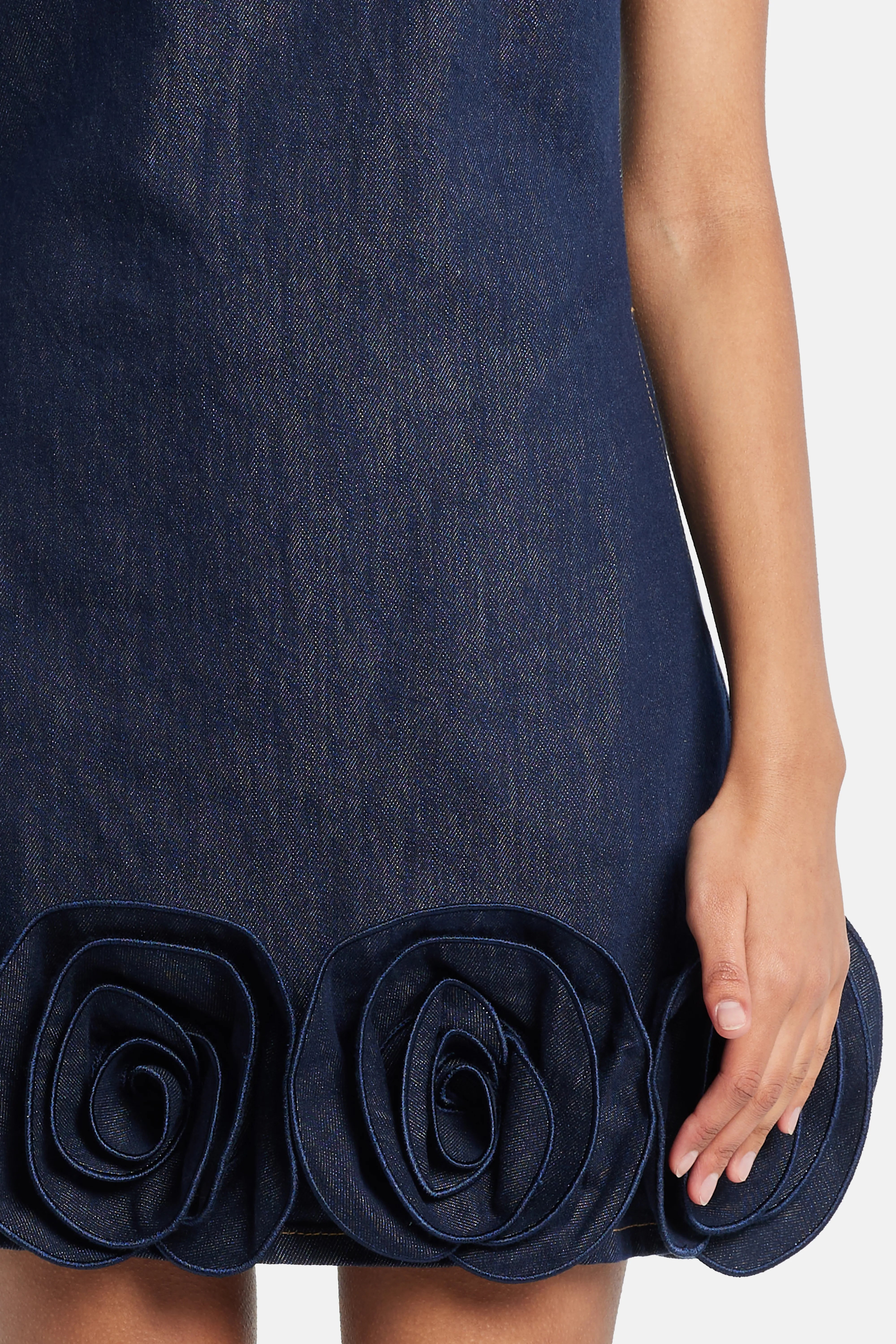 فستان قصير إنديجو دينيم من القطن بزهور باللون الأزرق