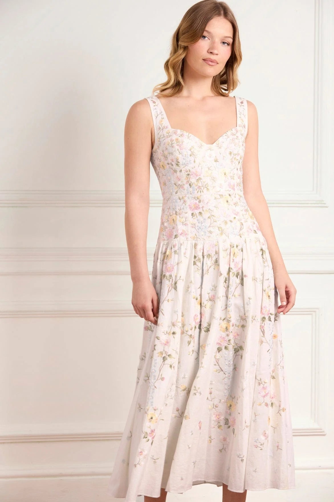 فستان سهرة أبيض بدون أكمام بنقشة زهور من مزيج الكتان من ماركة «Garden Rose»