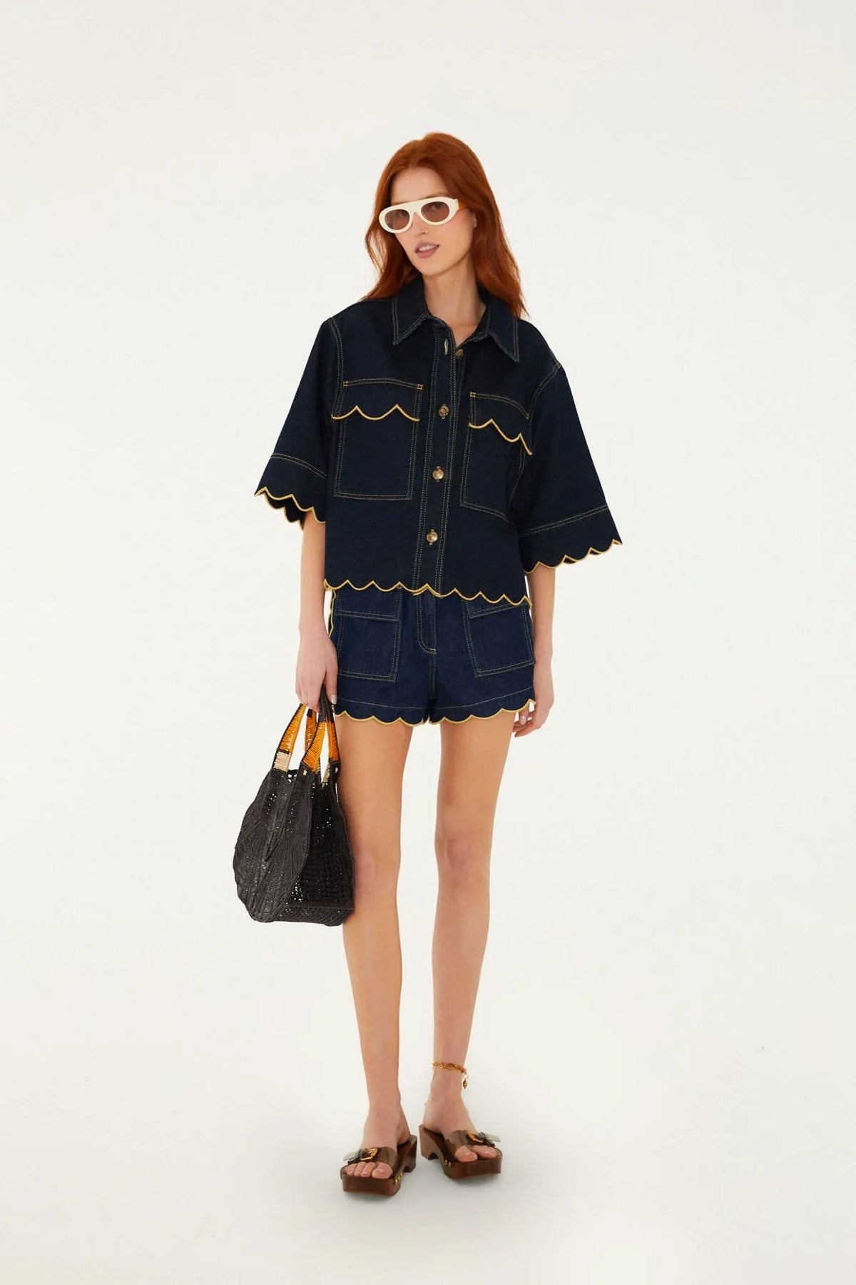 شورت من الدنيم والكتان بطيات باللون الأزرق