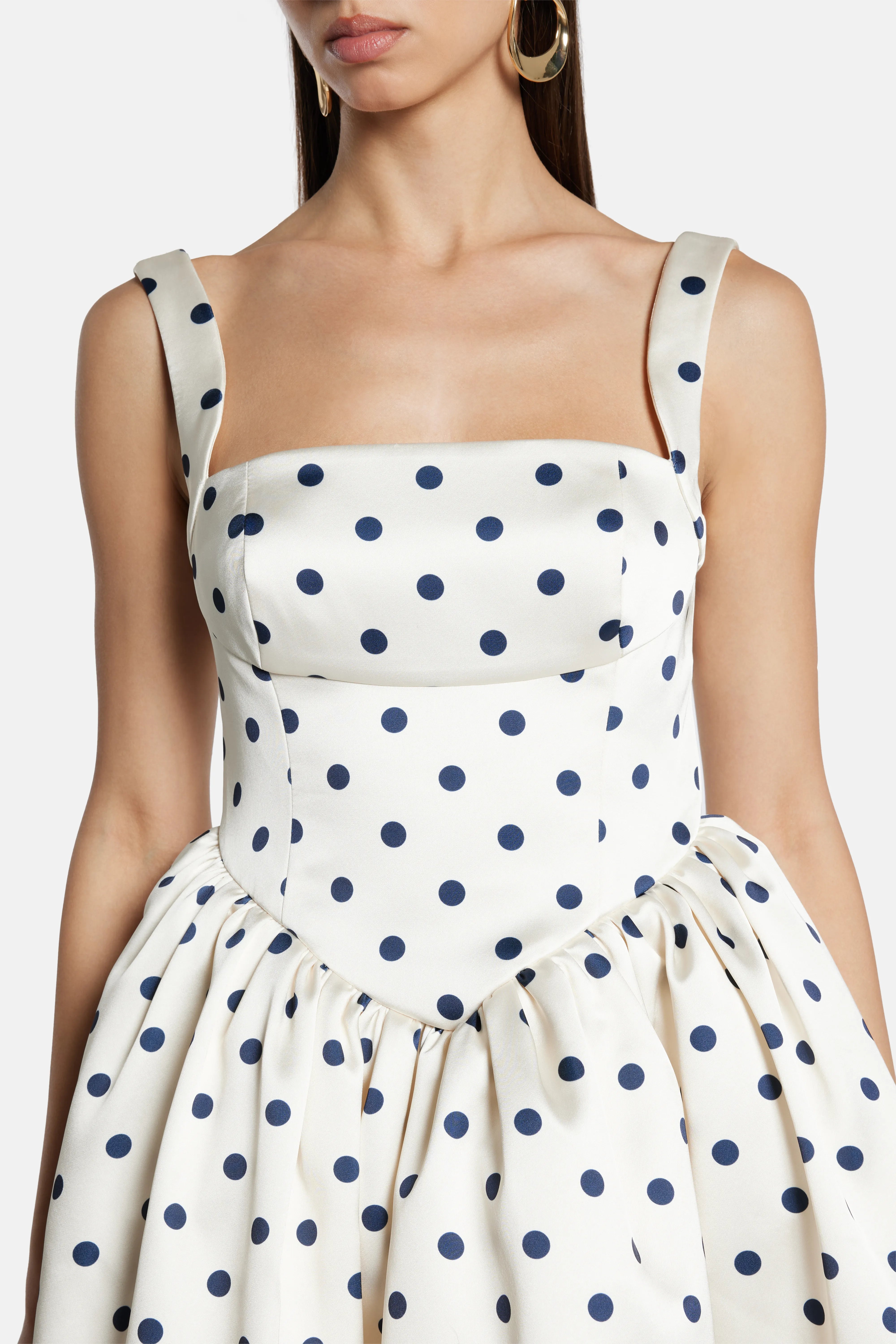 فستان ساتان ميني بدون أكمام باللون الأبيض بنقشة منقطة