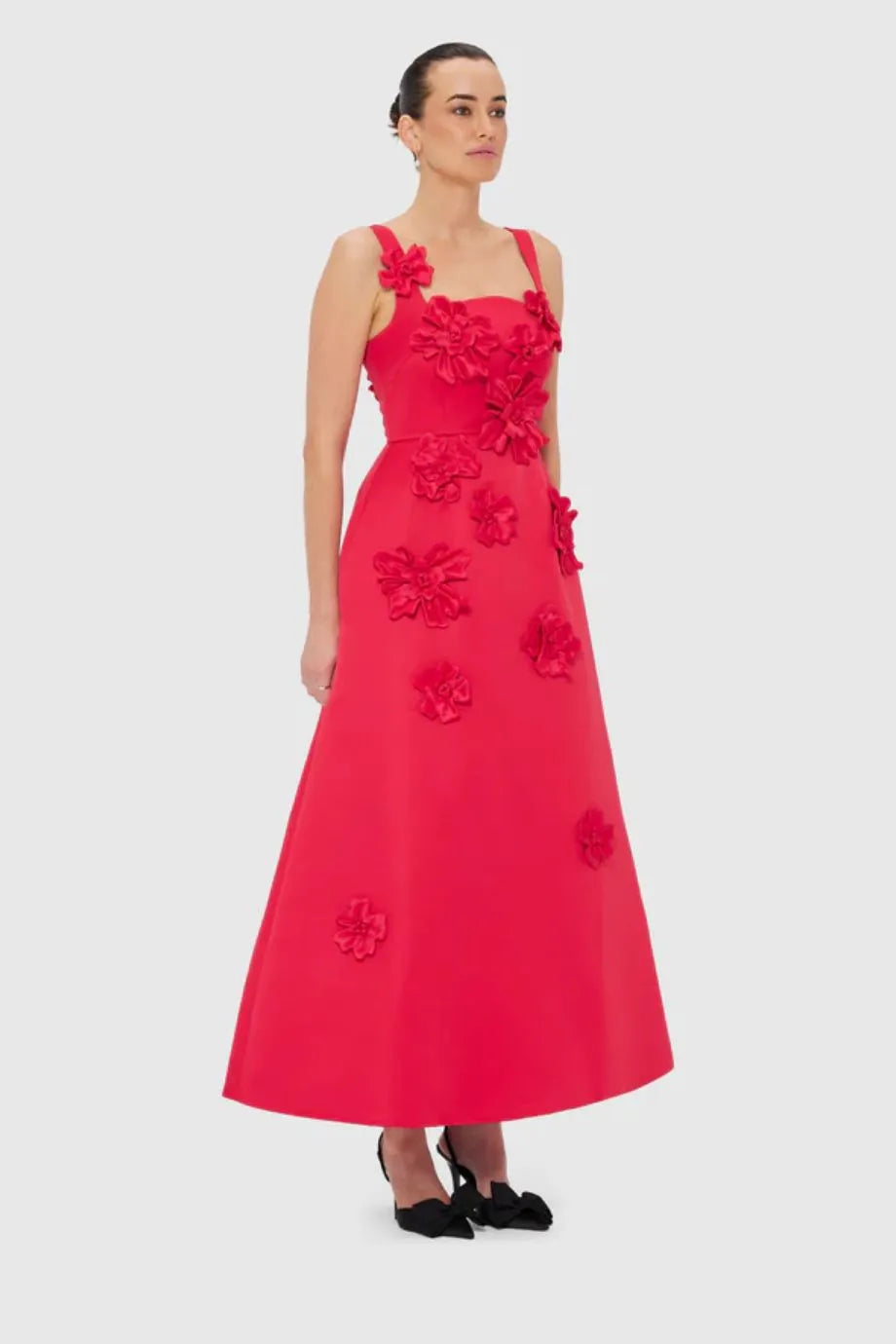 فستان ماكسي ريان بلا أكمام مزين بتطريزات زهور باللون الأحمر