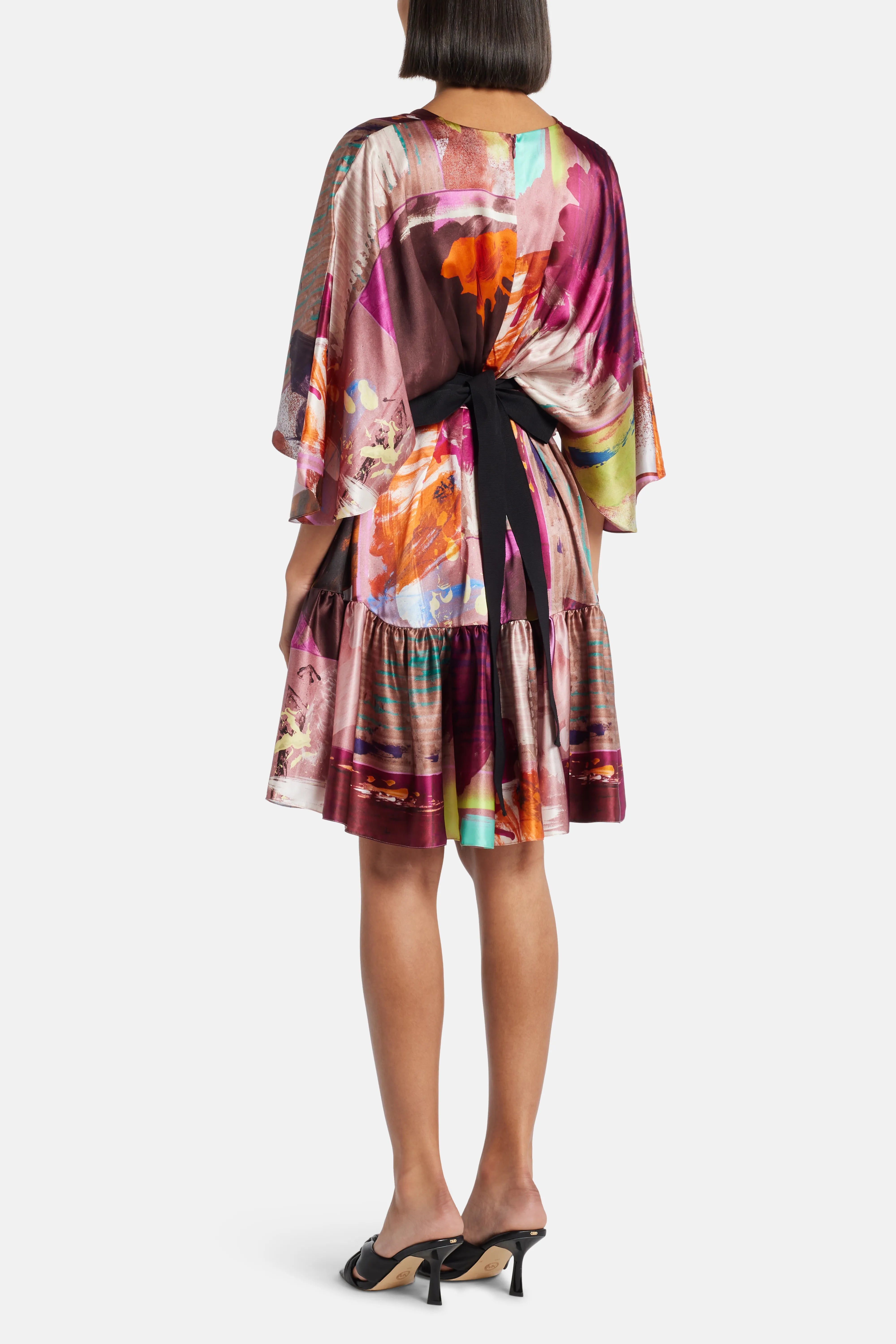 فستان ياسمين قصير من الحرير باللون الوردي