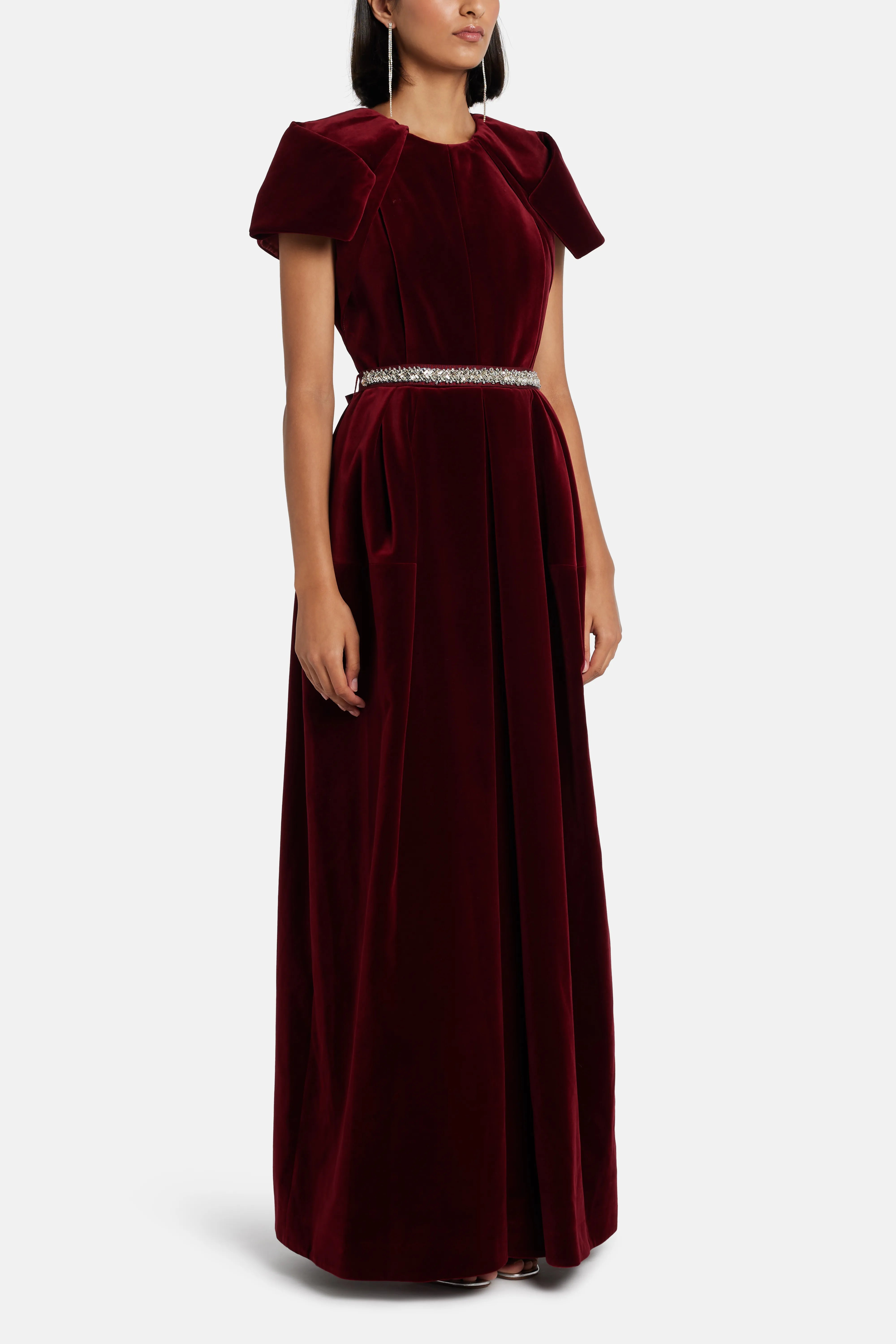 فستان سهرة مخملي باللون الكستنائي مع حزام كريستالي