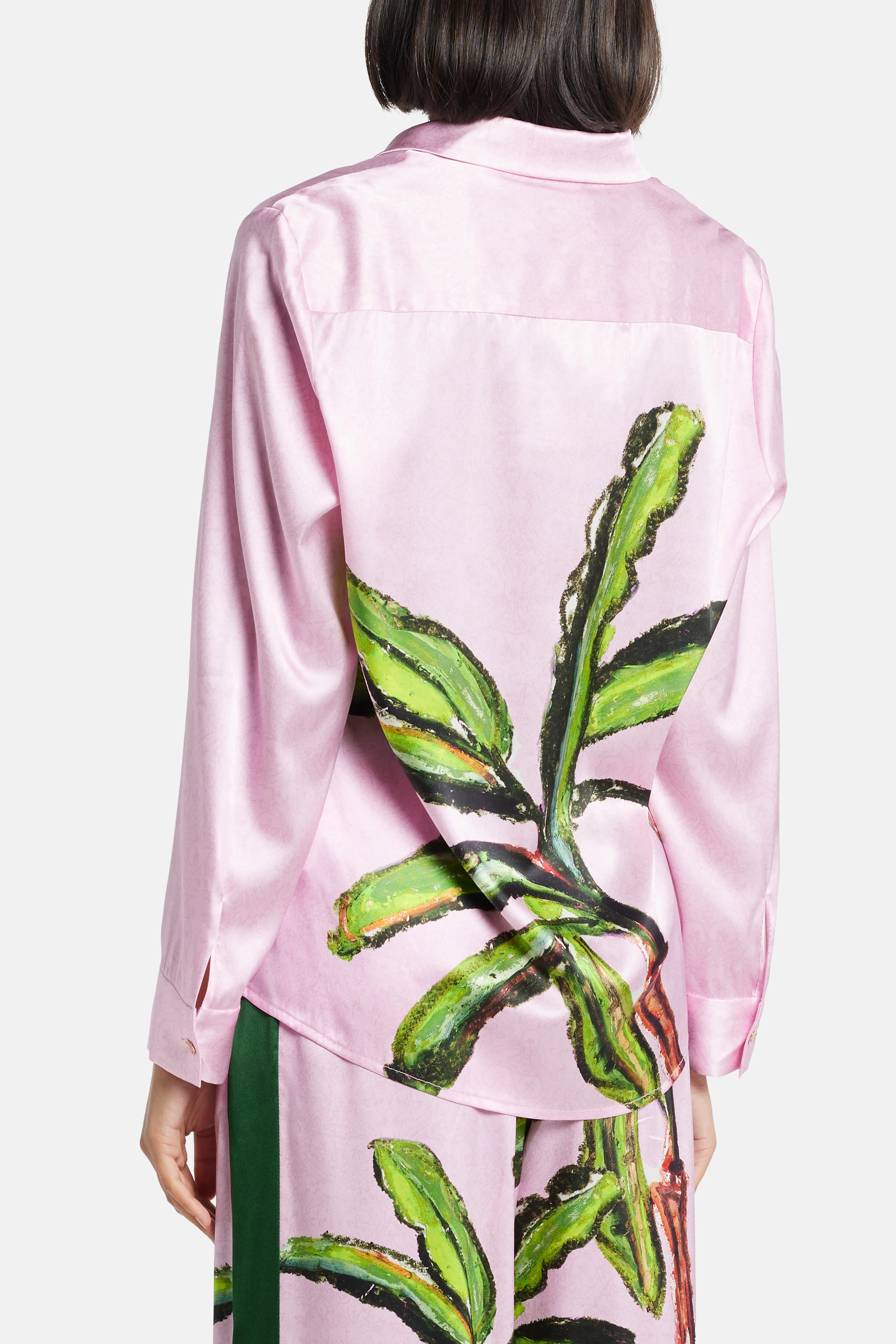 قميص كومولاو كلاسيكي من الحرير باللون الوردي