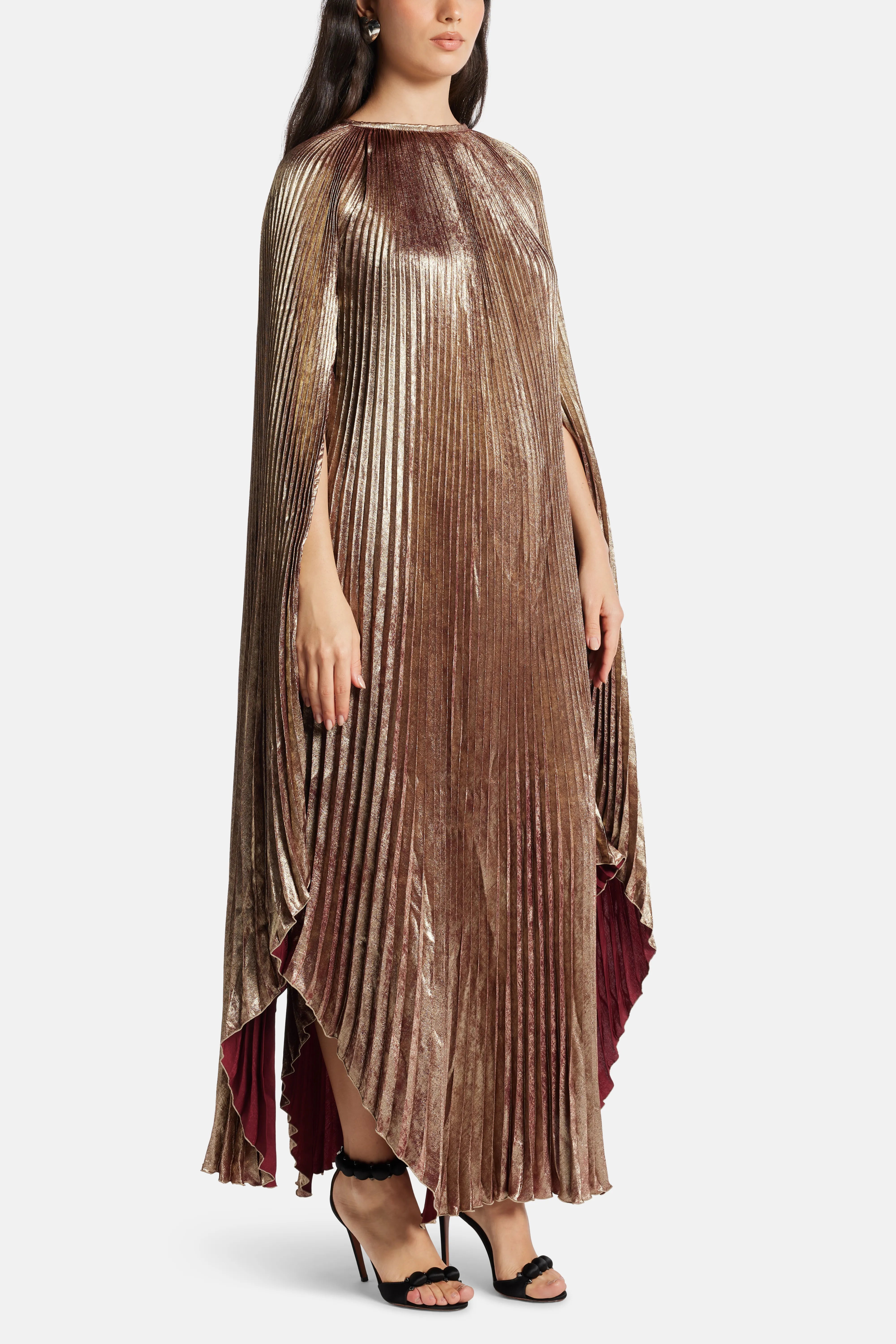 فستان سهرة بالايه بأكمام كاب باللون الذهبي