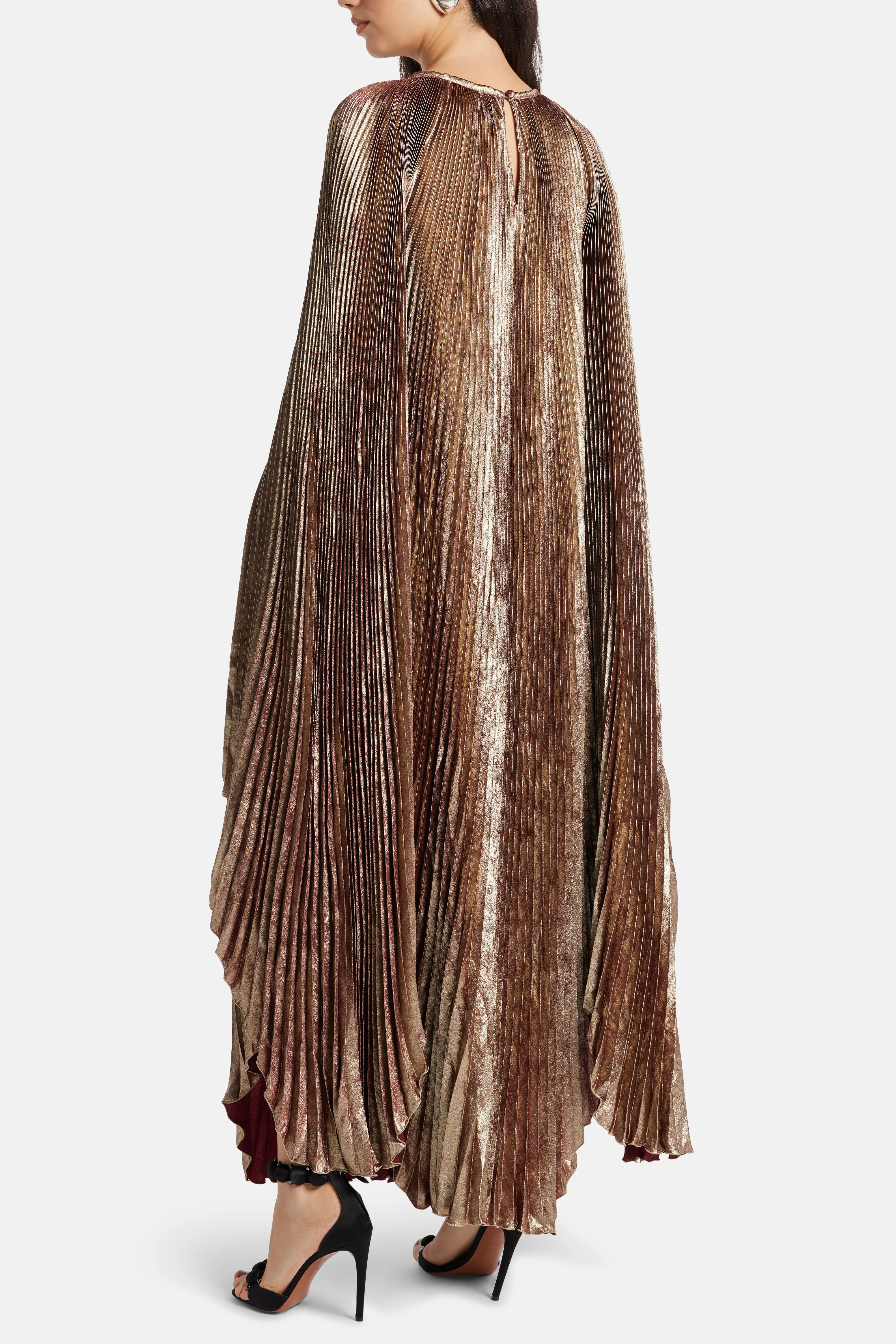 فستان سهرة بالايه بأكمام كاب باللون الذهبي