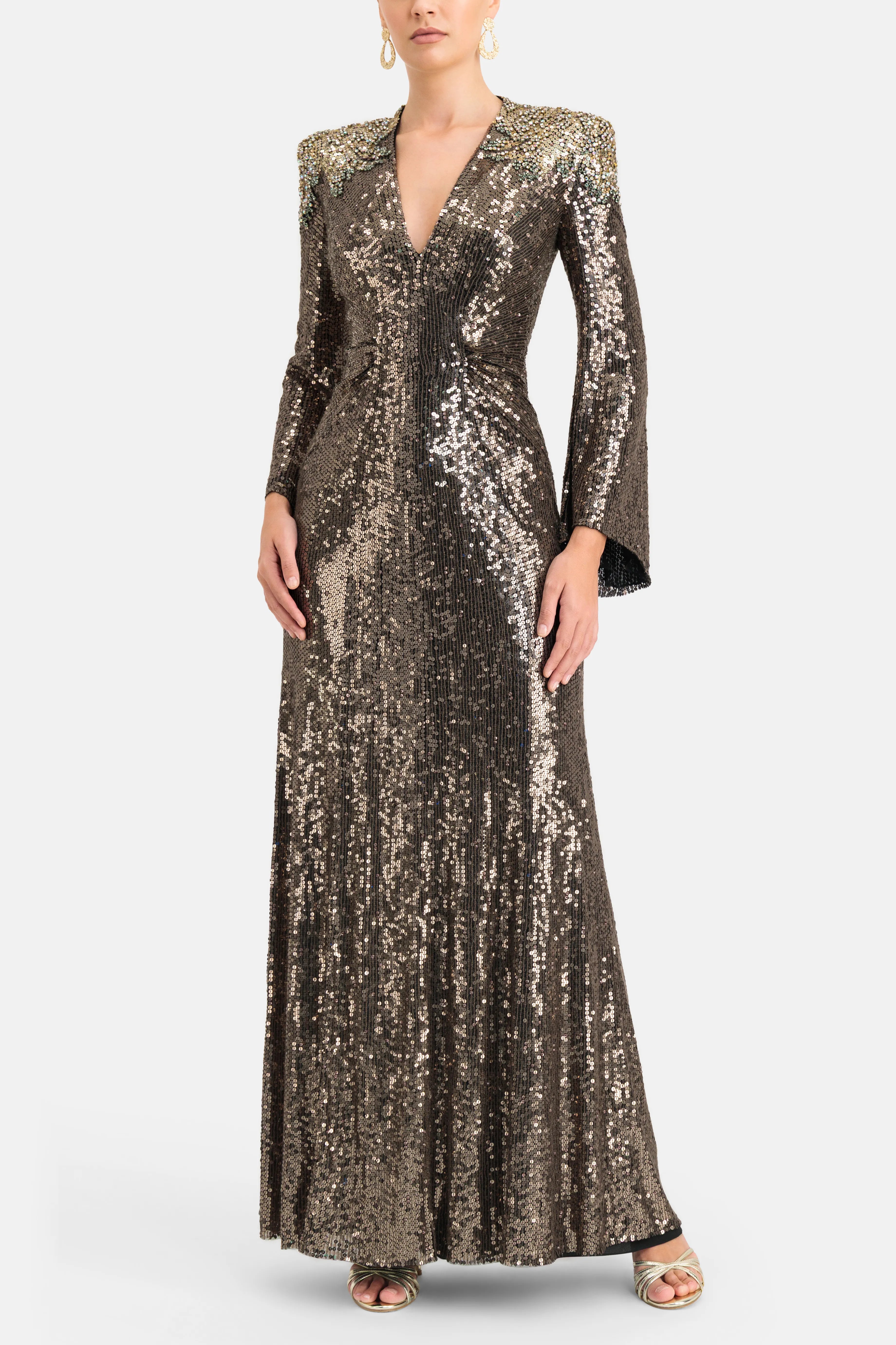 فستان سهرة "زينيا" برقبة على شكل V مطرّز بالترتر باللون البني والذهبي