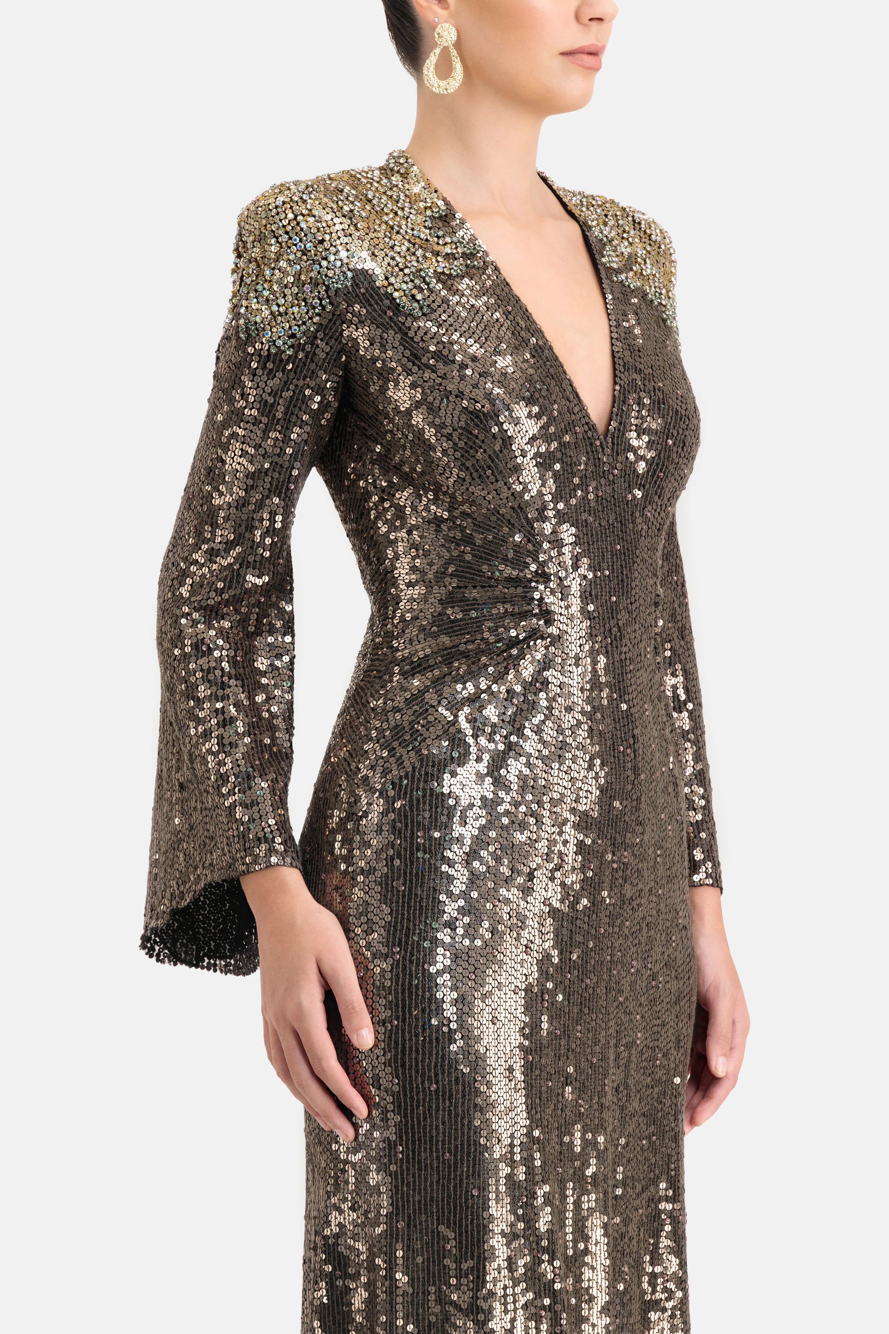 فستان سهرة "زينيا" برقبة على شكل V مطرّز بالترتر باللون البني والذهبي