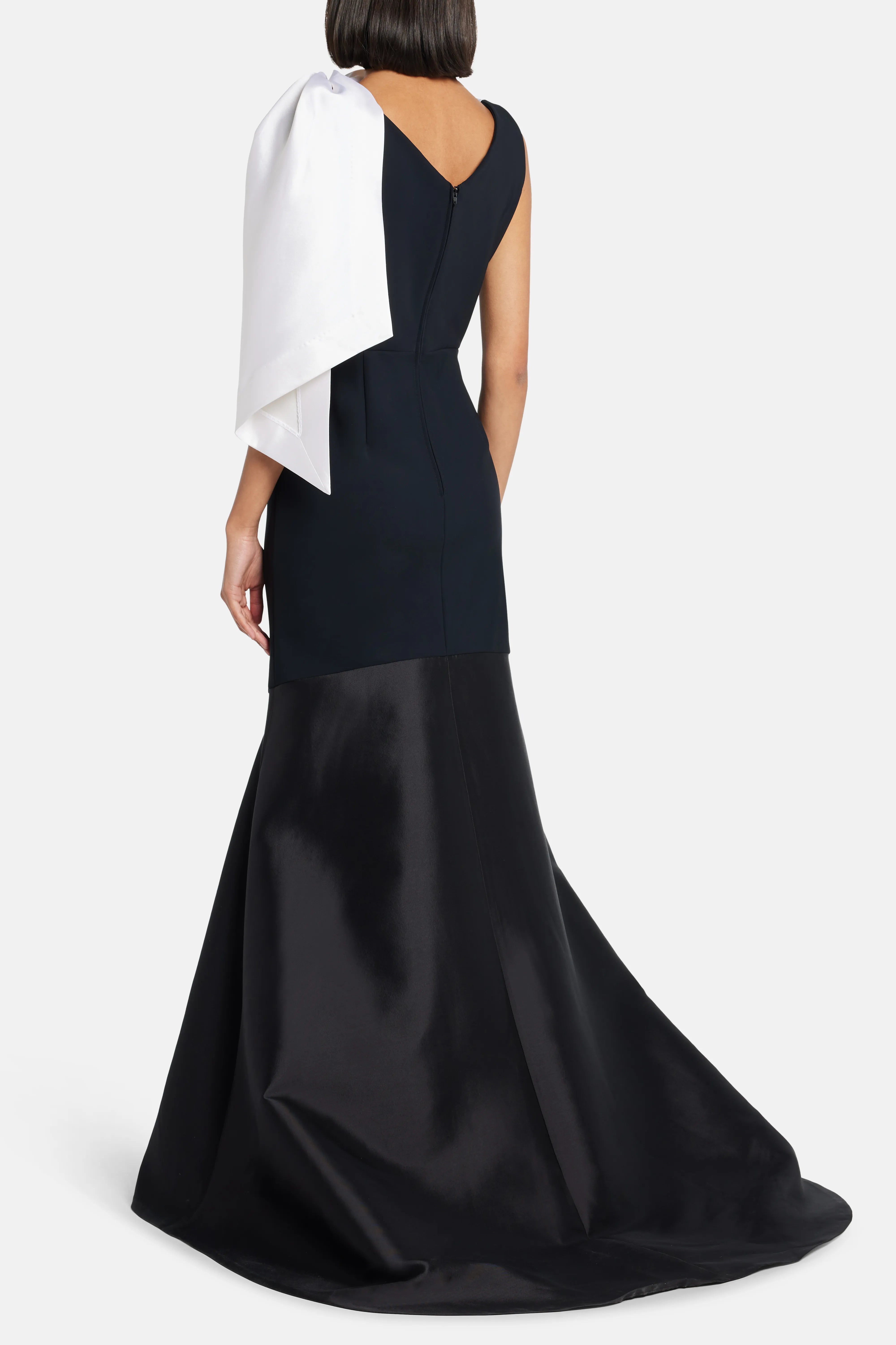 فستان سهرة بدون أكمام باللونين الأسود والأبيض