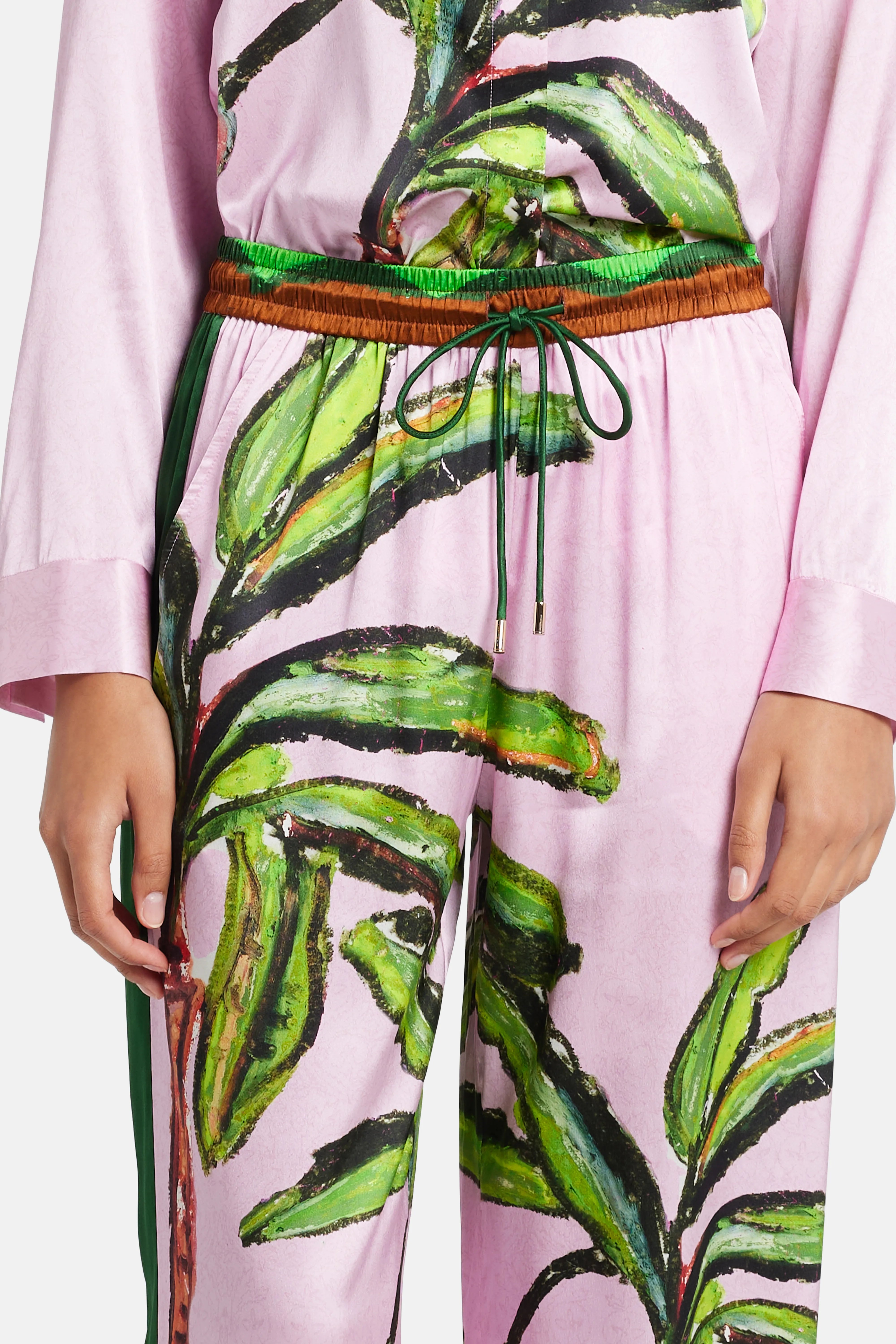 بنطال كومولاو واسع الساقين برباط من الحرير باللون الوردي