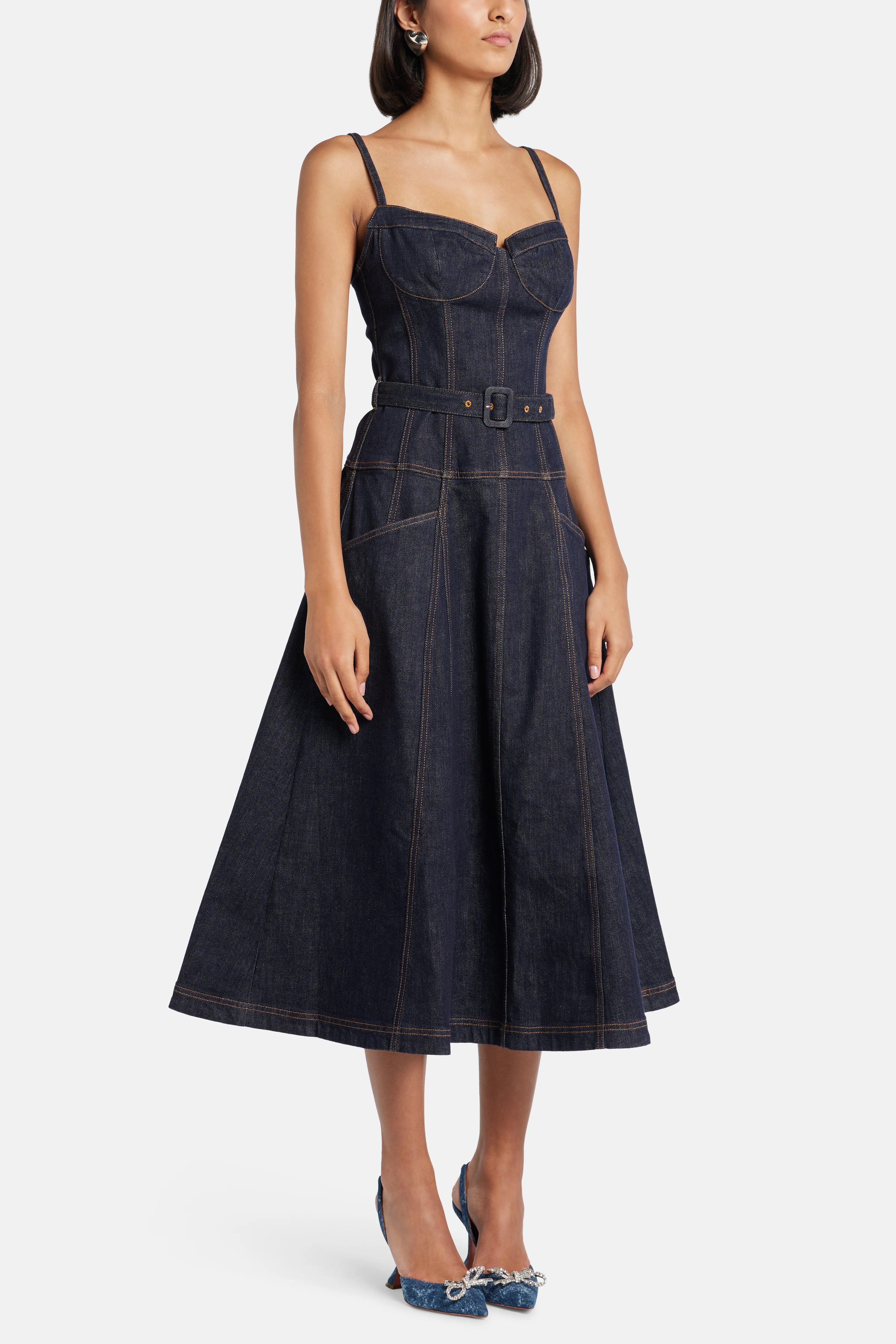 فستان قطني متوسط الطول بدون أكمام وواسع من الدنيم الأزرق