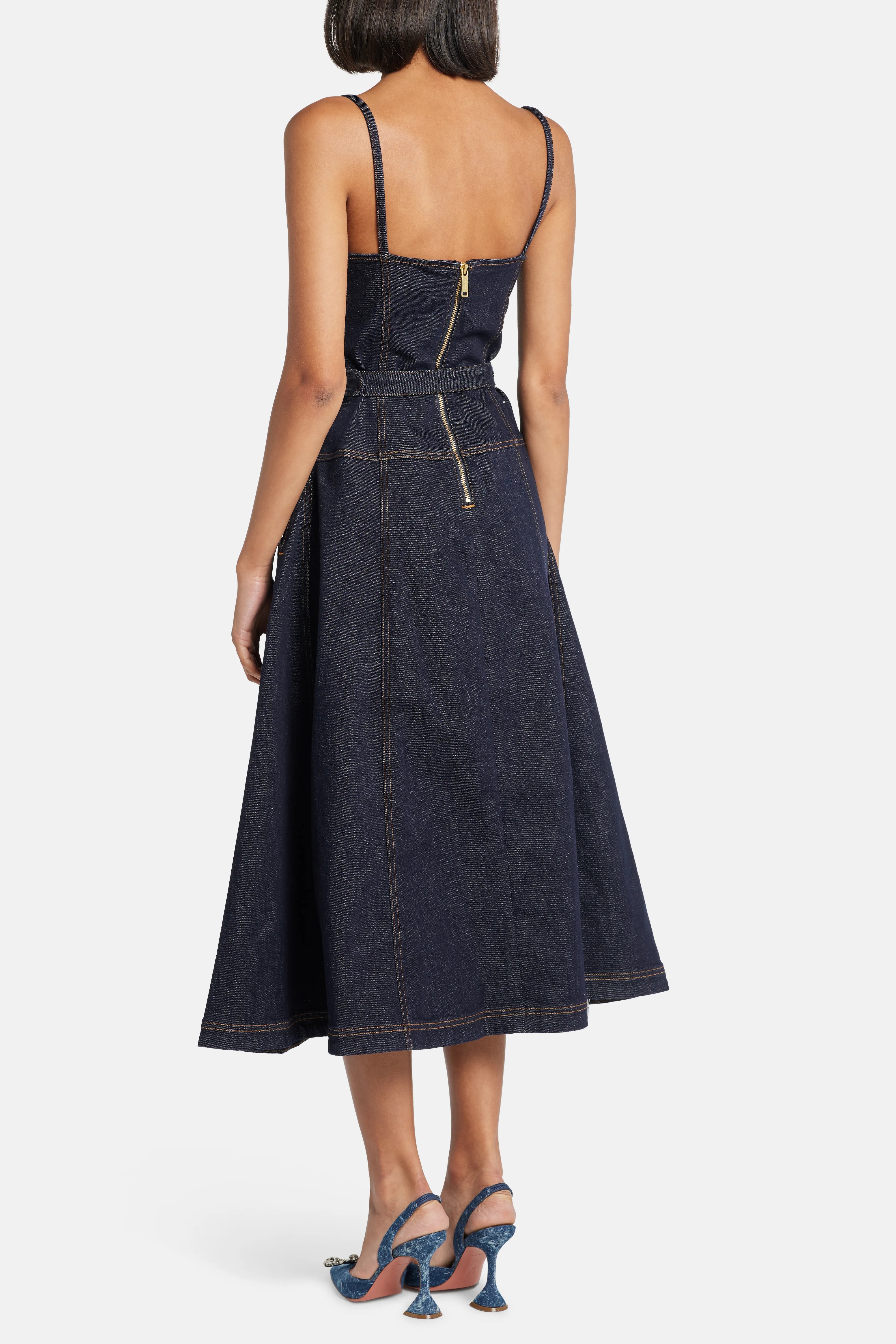 فستان قطني متوسط الطول بدون أكمام وواسع من الدنيم الأزرق