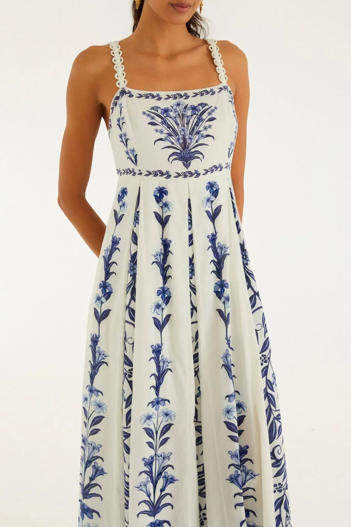 فستان ماكسي أبيض بدون أكمام من قماش الكتان المزين بنقشة قوس الزهور