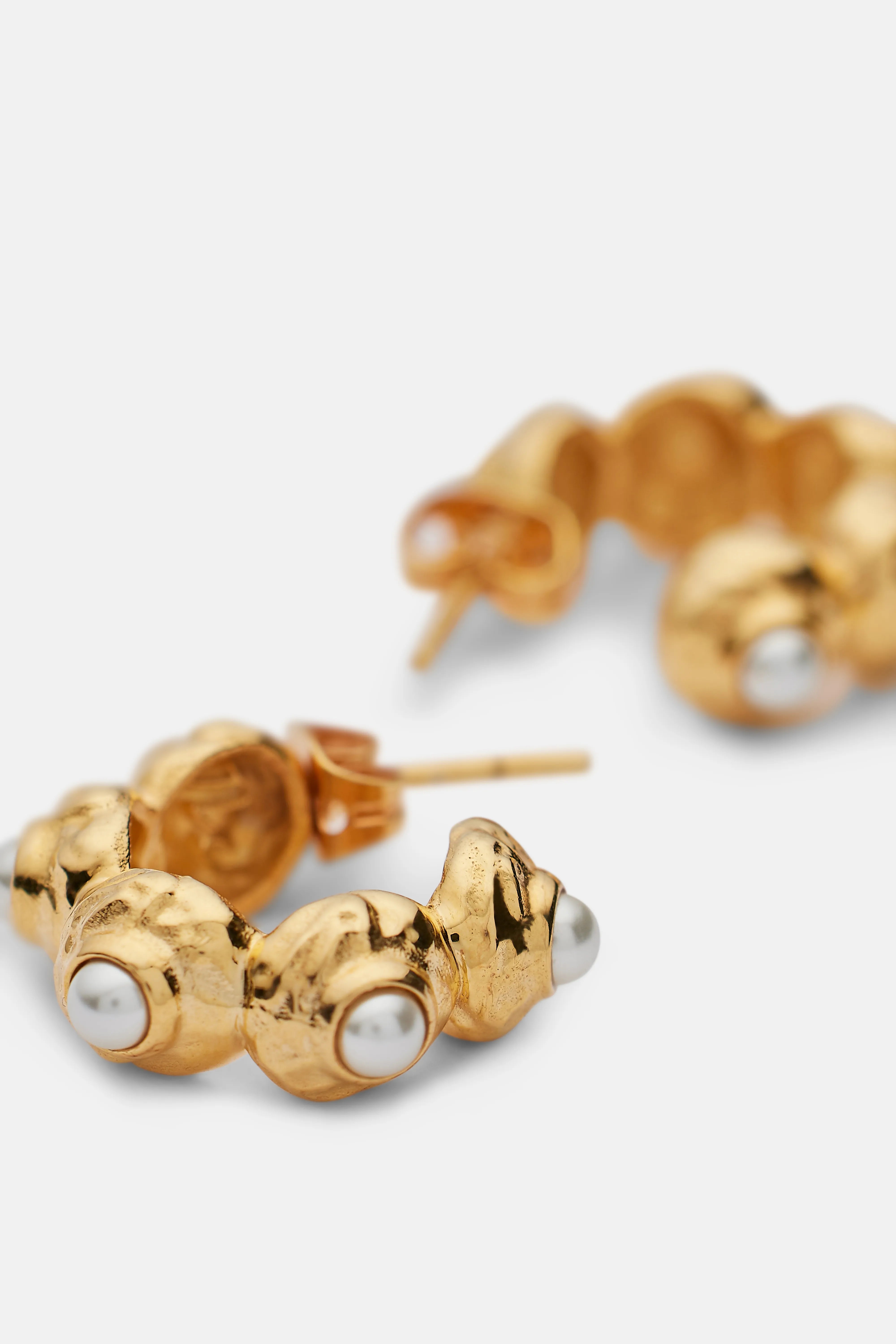 Extra Small Statement Hoop Earrings With White Pearls in Gold