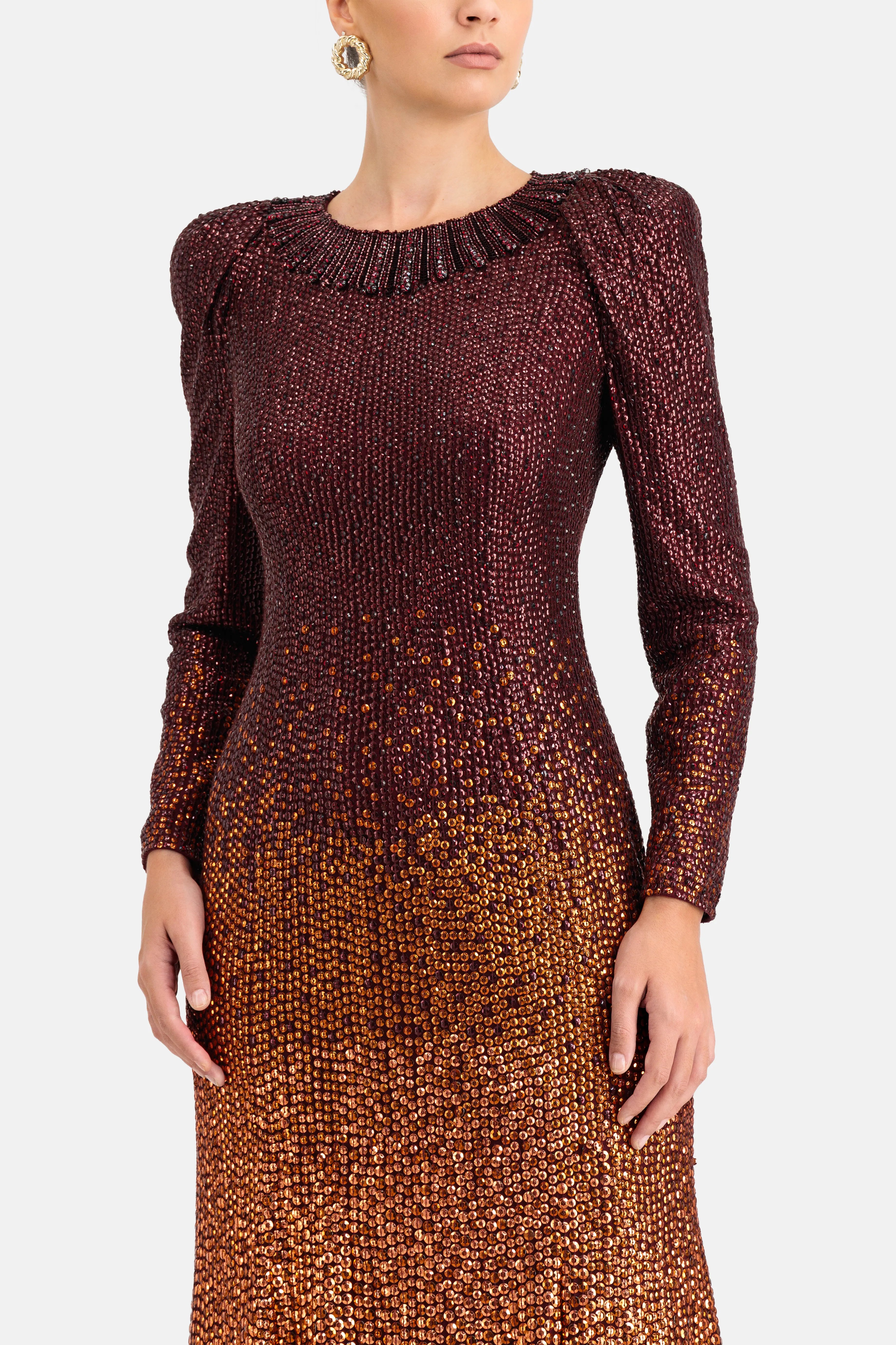 فستان سهرة جولييت مطرز بالترتر باللونين العنابي والذهبي