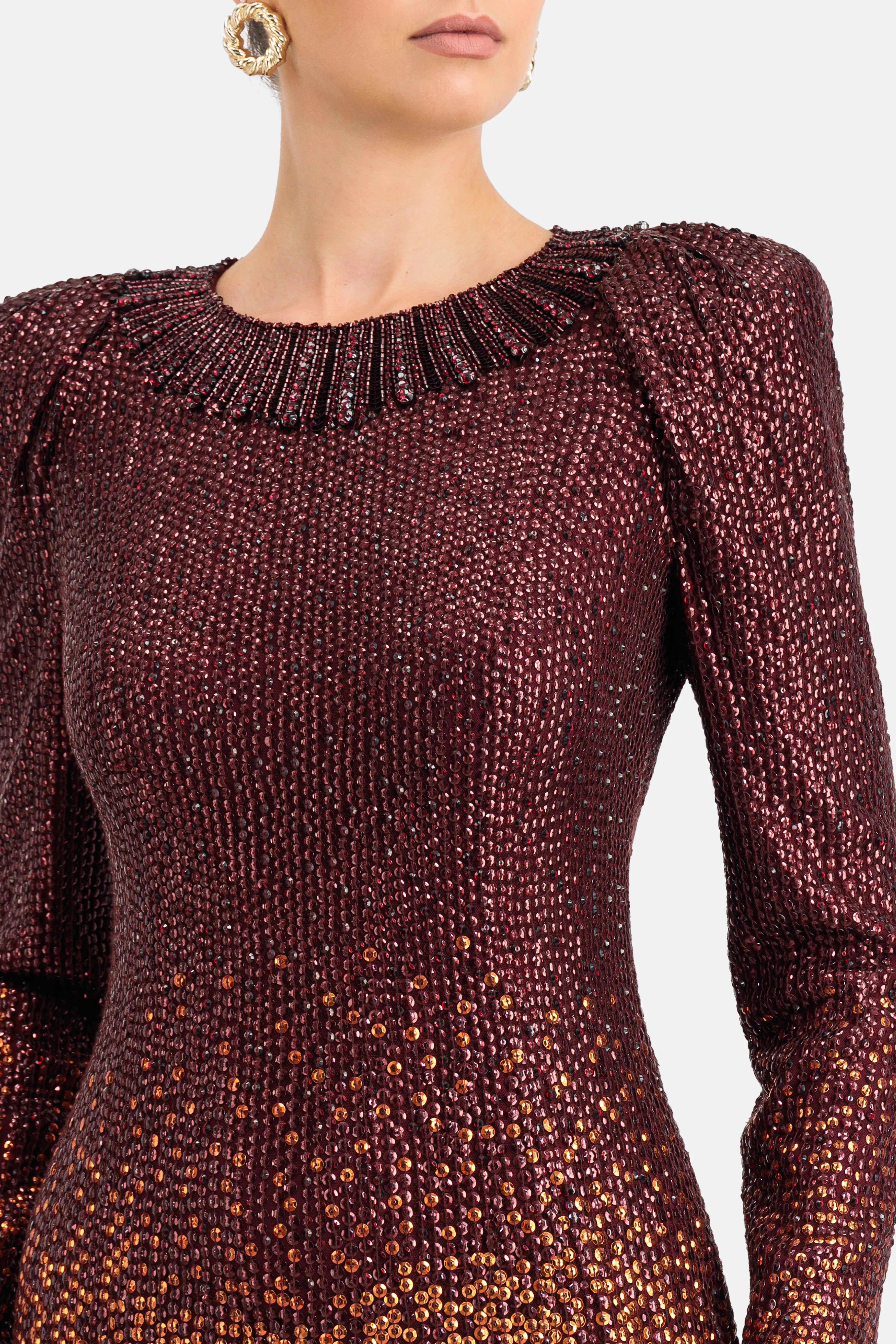 فستان سهرة جولييت مطرز بالترتر باللونين العنابي والذهبي