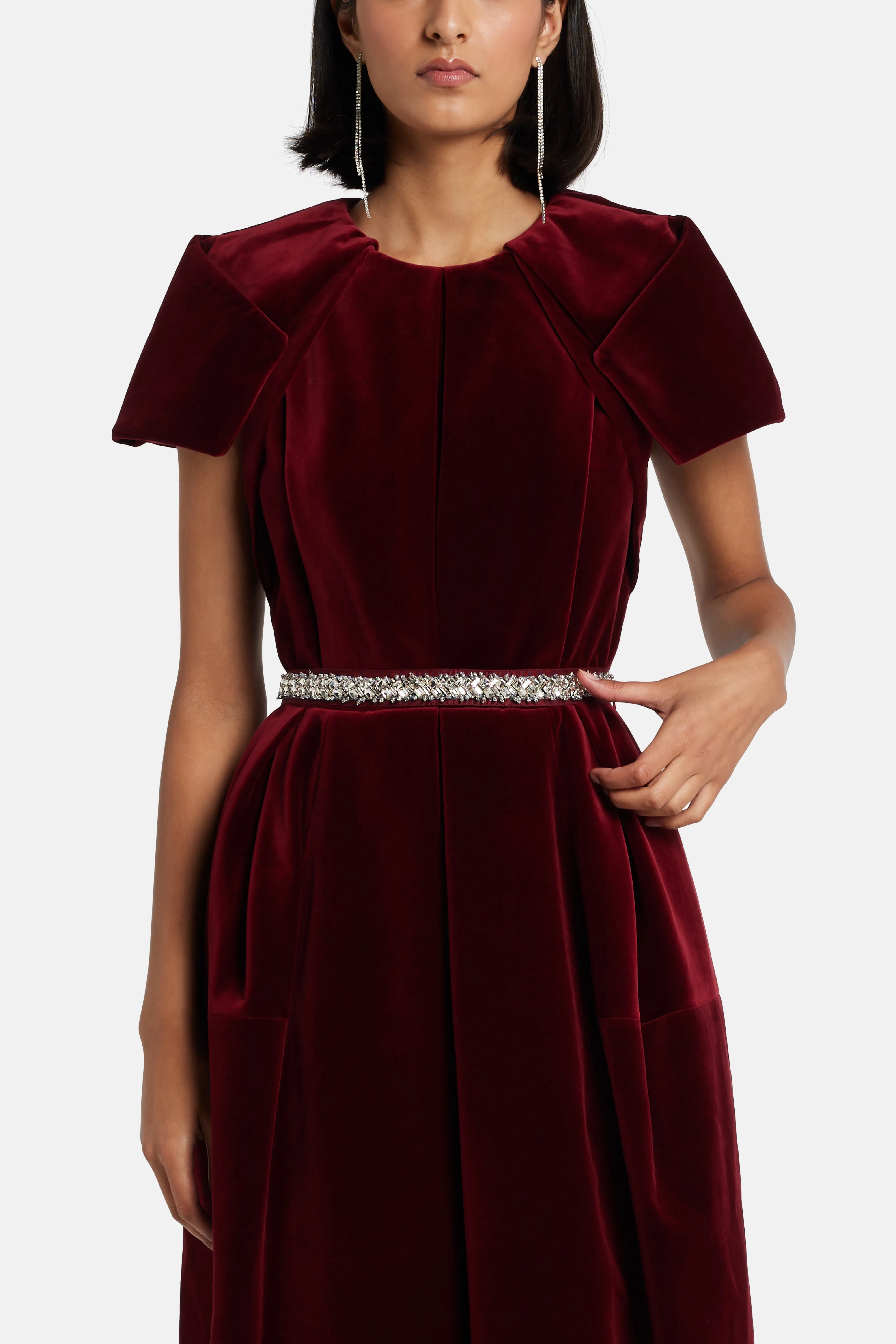 فستان سهرة مخملي باللون الكستنائي مع حزام كريستالي